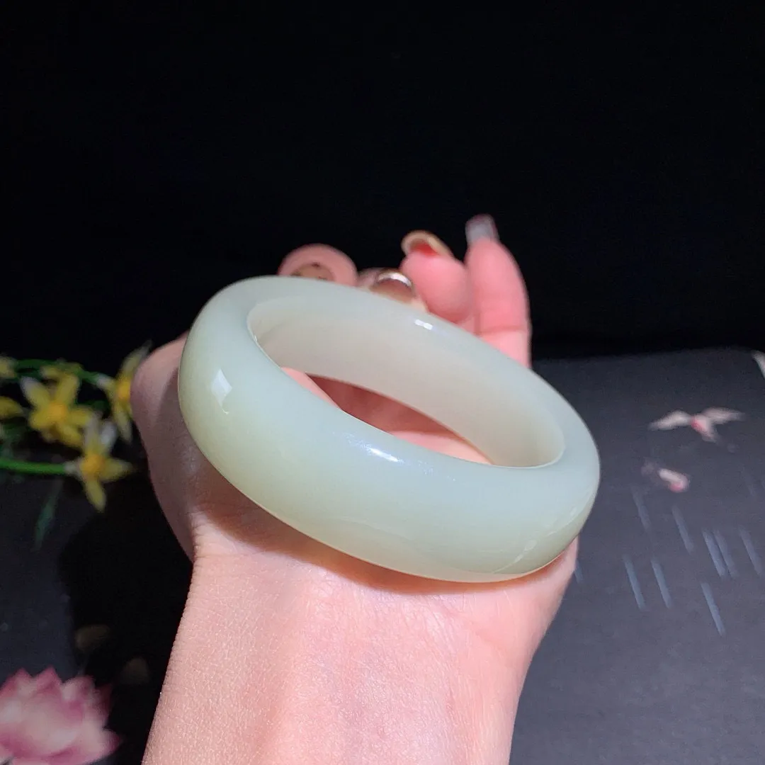 无结构，和田玉53.5圈晴水色宽版手镯，玉质细腻油润 底色纯净  无裂无杂 脂粉好，品质高。