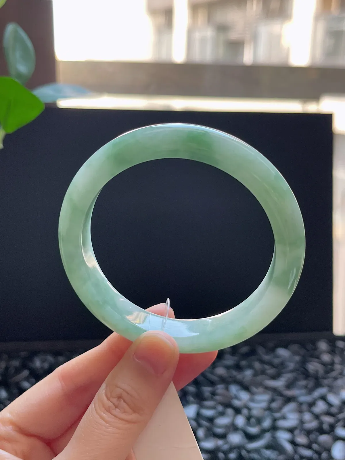 正圈57圈口，翡翠糯化种飘绿手镯