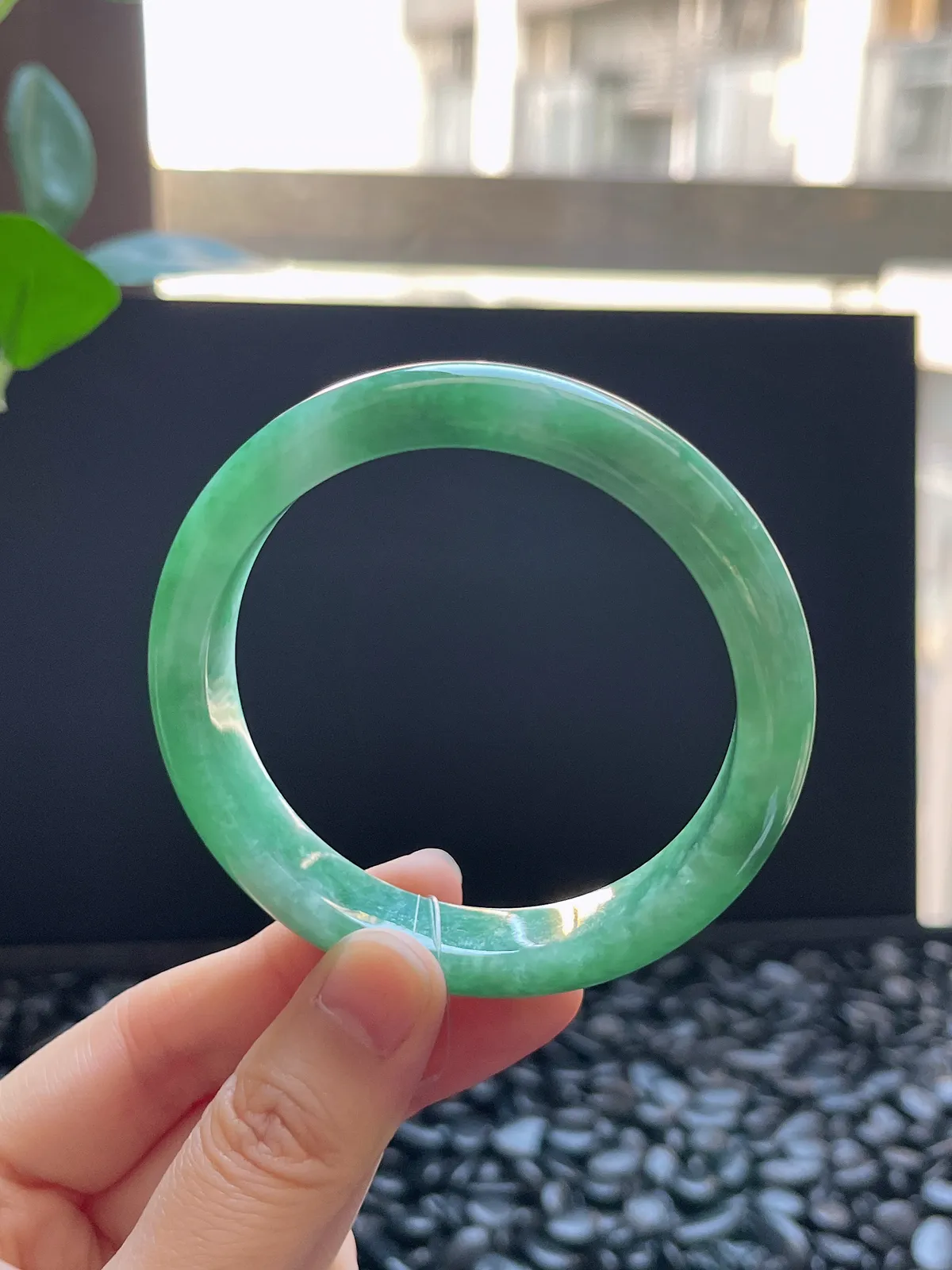 正圈56圈口，翡翠糯化种浅绿色手镯