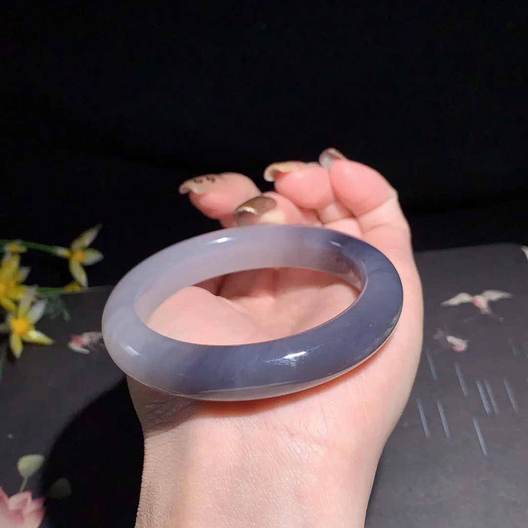 和田玉55.5圈口紫罗兰色手镯！圈口55.5宽12.5玉质细腻油润 底色纯净 无裂无杂 脂粉好，品质好！