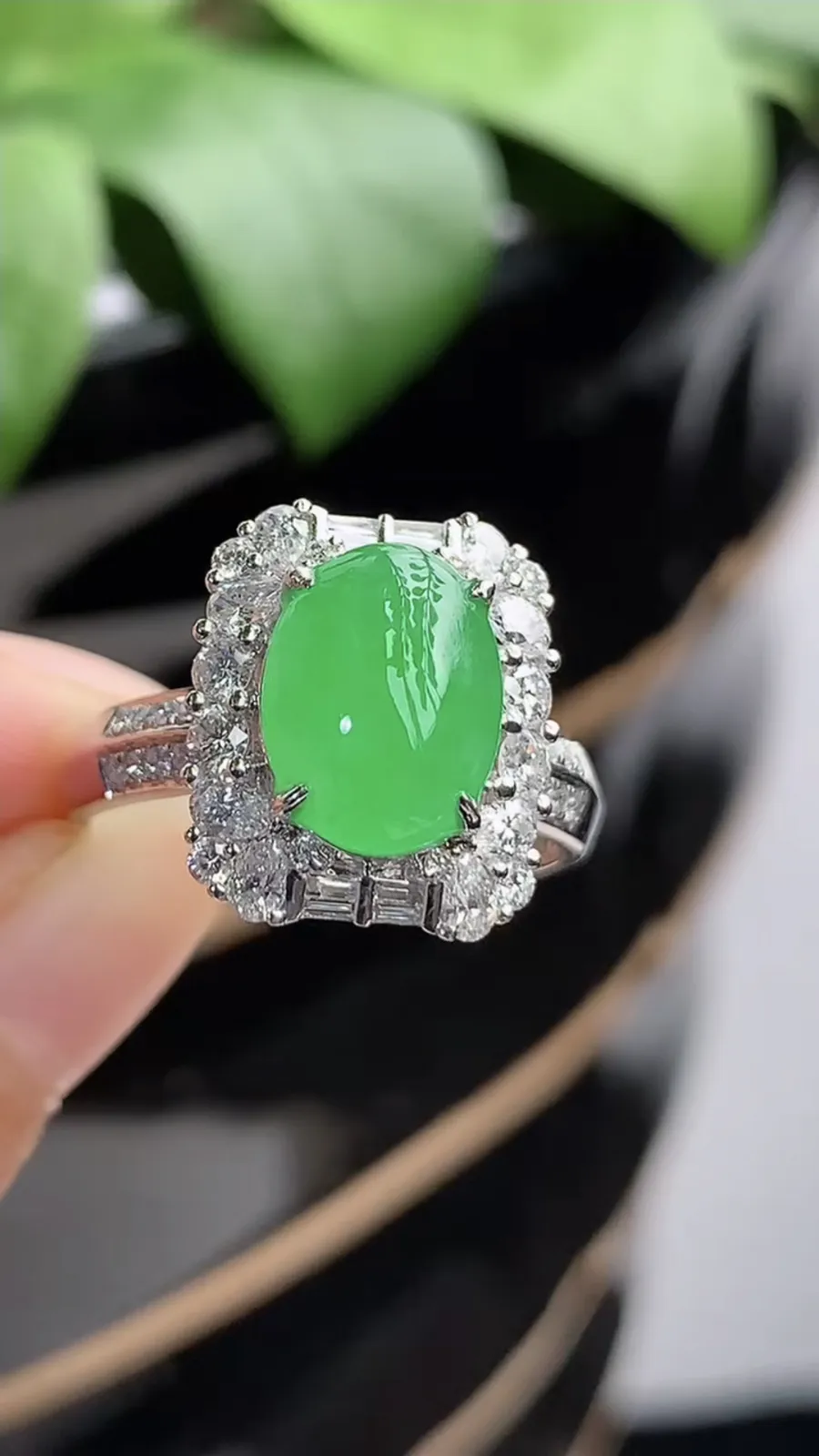 a货翡翠冰种18K金伴钻镶嵌阳绿蛋面戒指 圈口19裸石尺寸10.7×8mm 重量5.48g 1210