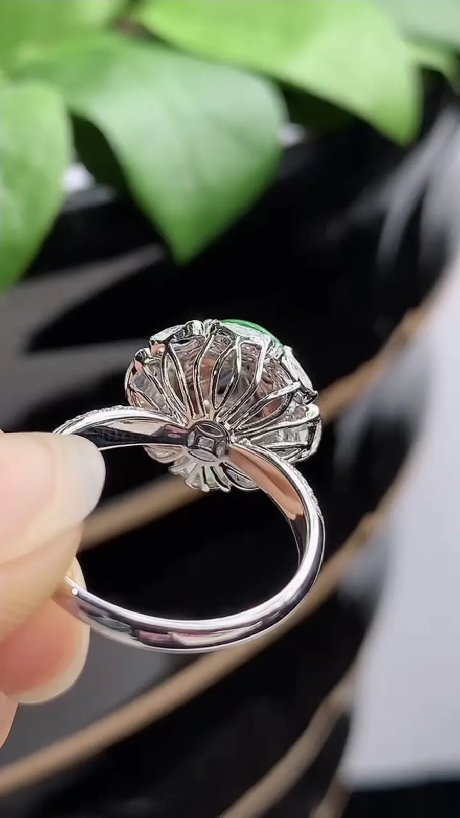 a货翡翠冰种18K金伴钻镶嵌阳绿蛋面戒指 圈口17.7裸石尺寸8.4×7.7mm 重量3.82g 1210