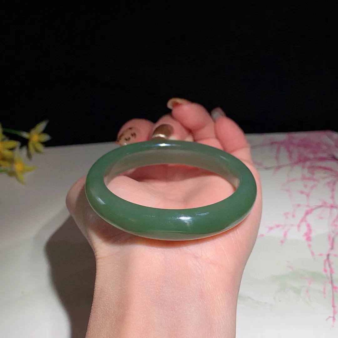 和田玉52圈湖水绿手镯！圈口52宽11.5玉质细腻油润 底色纯净  无裂无黑 脂粉好，品质高。