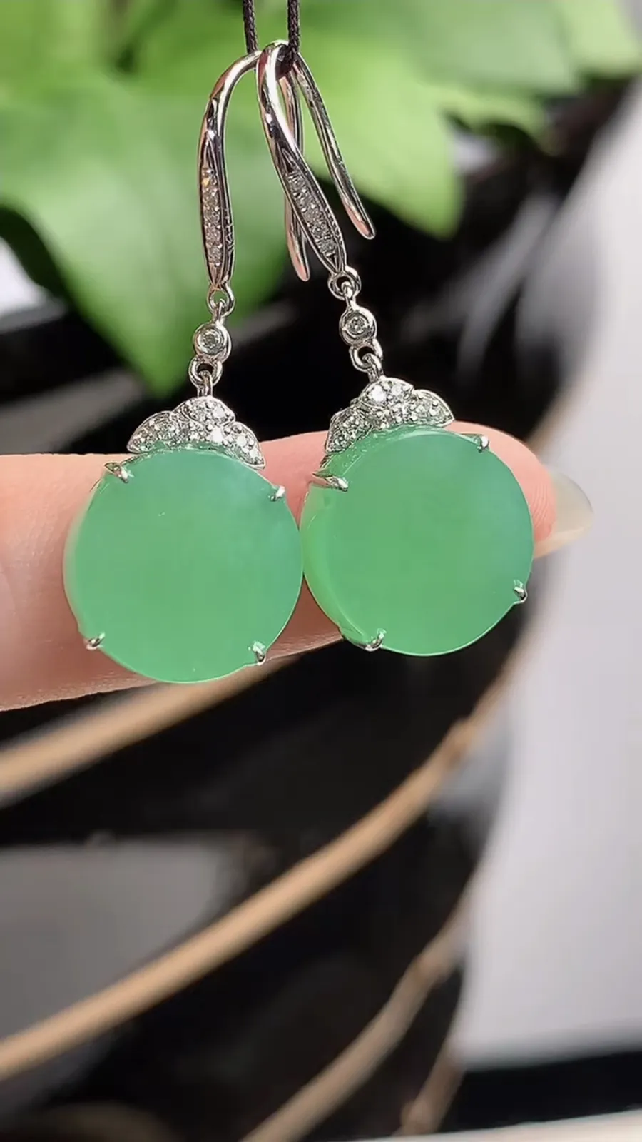 a货翡翠冰种18K金伴钻镶嵌满绿无事牌耳坠 尺寸11.3×5.4mm 重量4.53g 1213