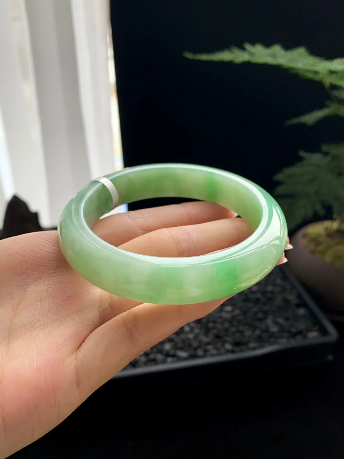 【飘绿】
尺寸：57*13*9
编号：WZY318-120-050
翠色流转，光影交错间，手镯上的每一缕绿意都仿佛在诉说着古老而神秘的故事