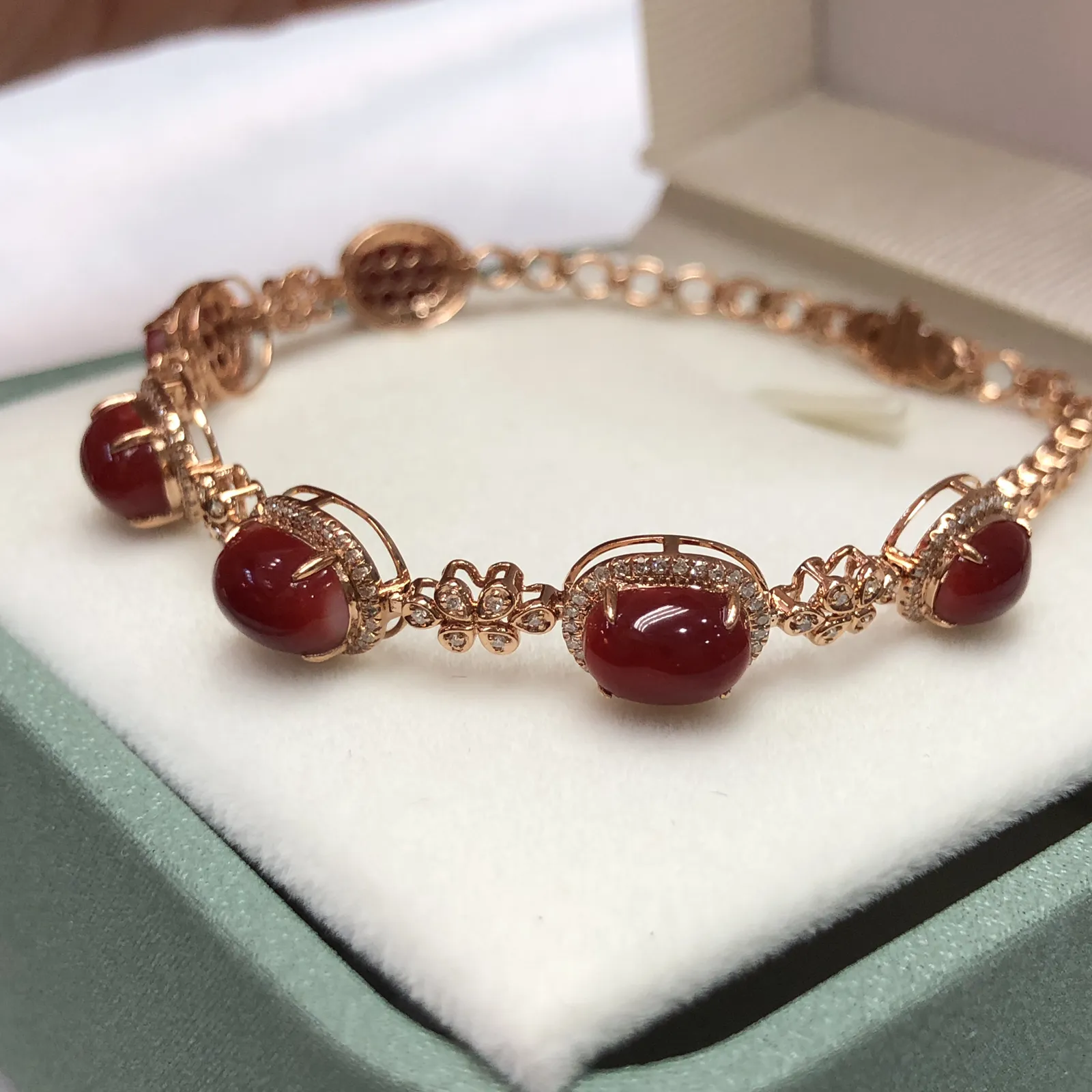 【天然阿卡赤血牛血红珊瑚18K厚金精镶手链】天然️添加，日本阿卡材料，赤血牛血红色，共6颗蛋面，18k金钻石 镶嵌，裸面尺寸约8*5.7*5mm，整体尺寸96*7.8*6.6mm，重量7.95克，手链总长度170mm，珊瑚属有机宝石，色泽喜人，质地莹润，珊瑚在深海里经千年生长“形如树，色似火”水与火的融合。