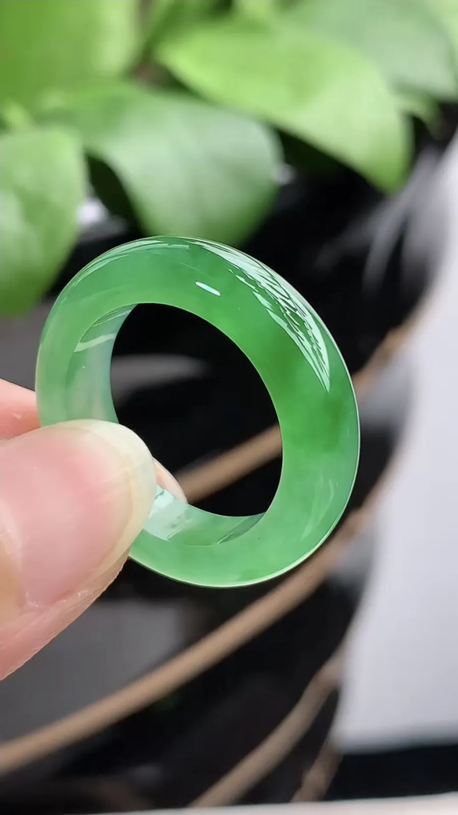 a货翡翠冰种飘绿素面戒指 尺寸18.6×5.3×4mm 重量4.94g 1210