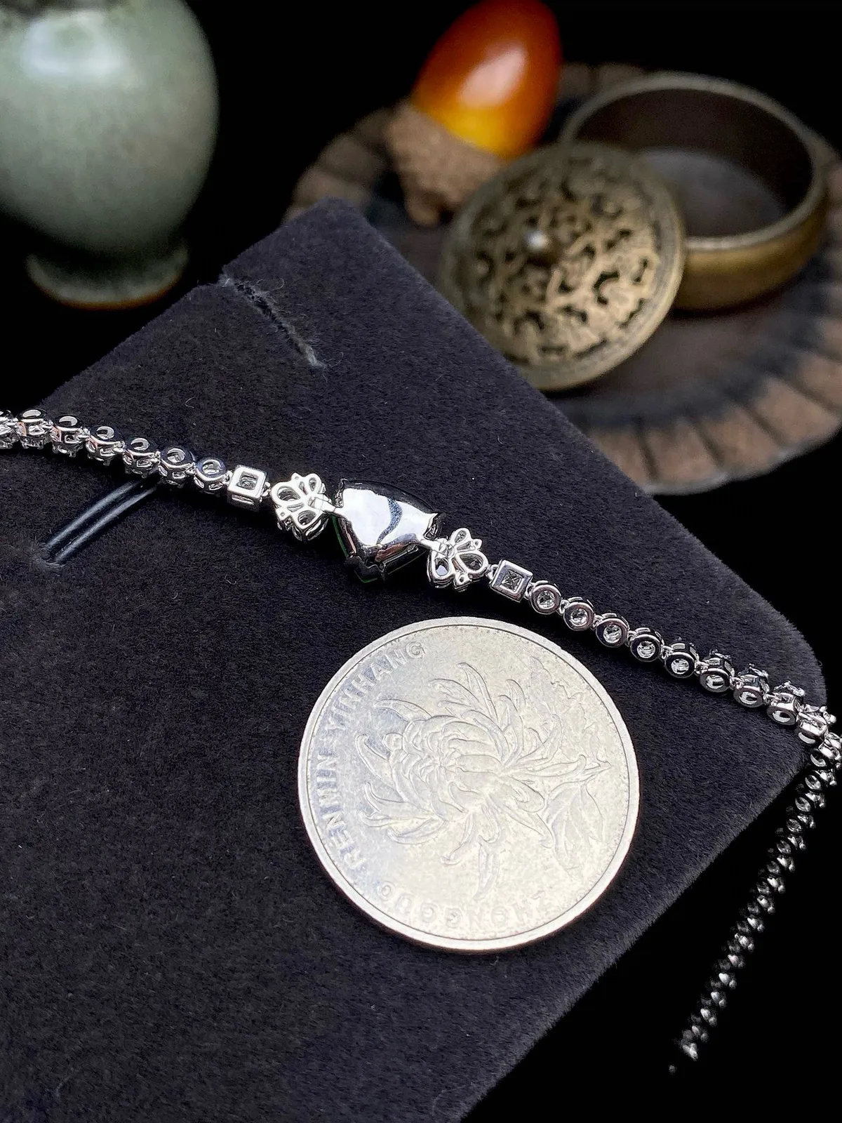 【冰种满绿心形镶嵌手链】质地细腻，饱满圆润，光泽闪耀，流行款，18K金钻搭配，裸石尺寸7.8*8.8