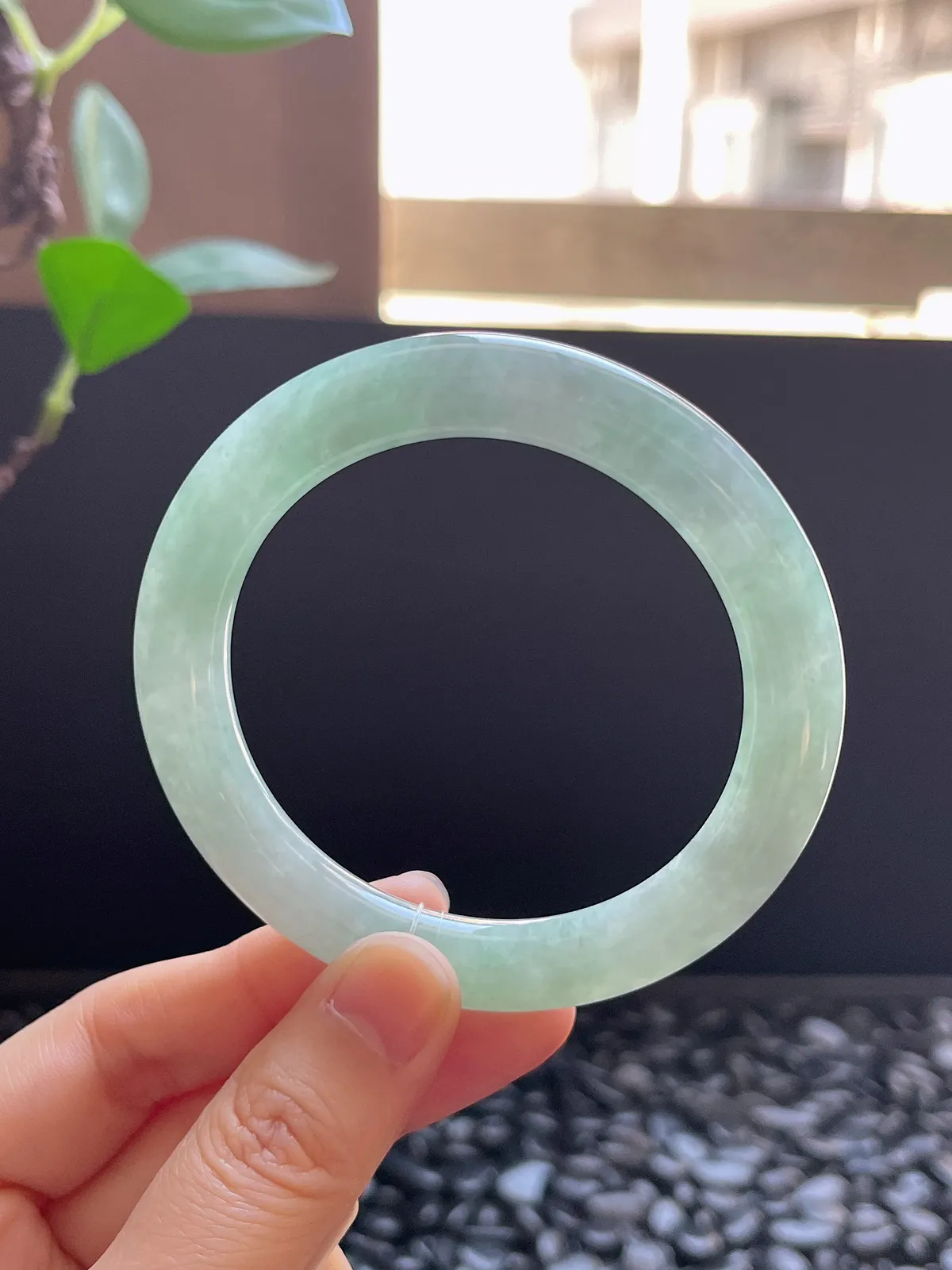 圆镯54圈口，翡翠糯化种淡绿色手镯