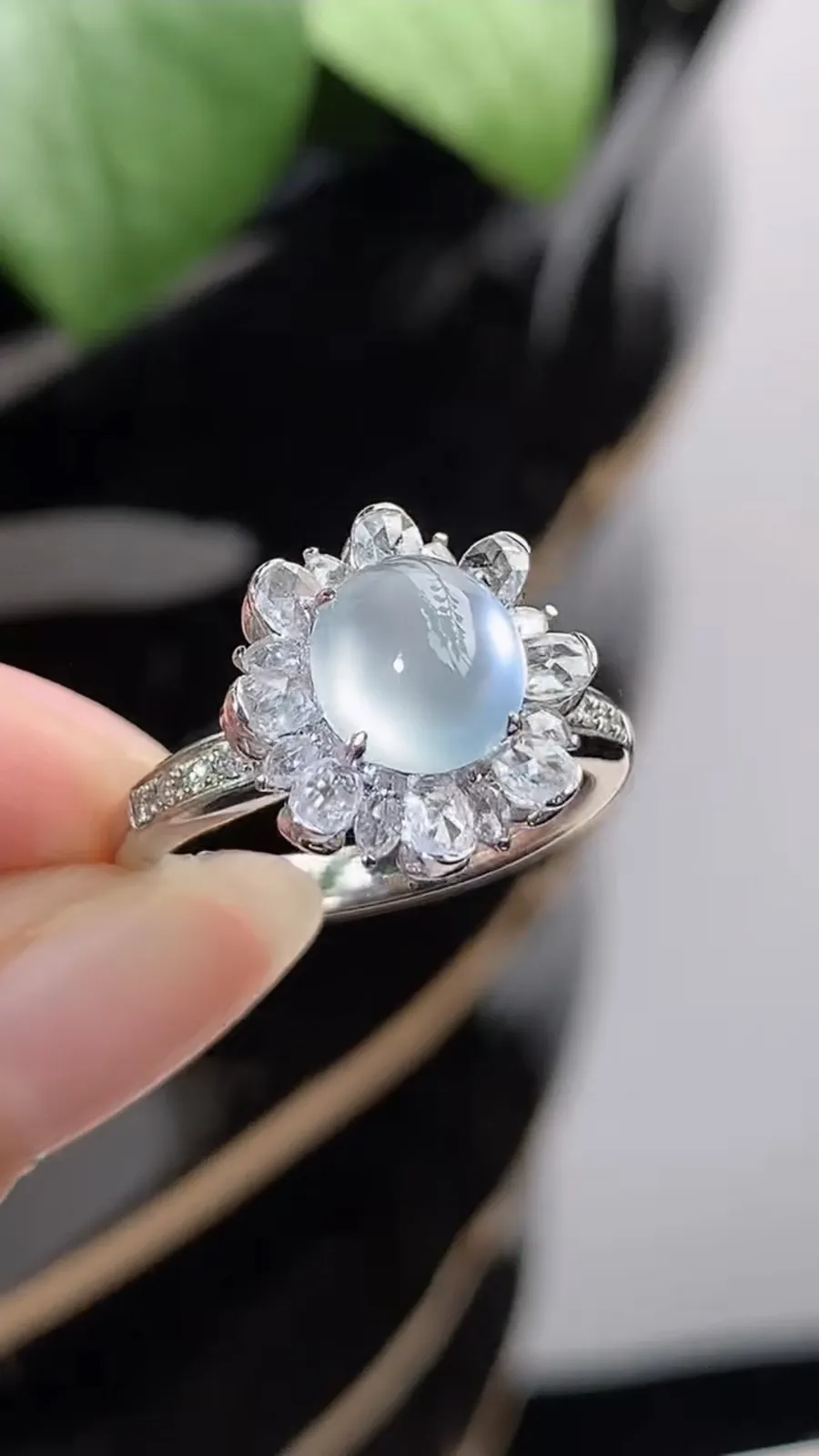 a货翡翠高冰种18K金伴钻镶嵌白月光蛋面戒指 圈口17裸石尺寸7.3×6.8mm 重量4.60g 1211