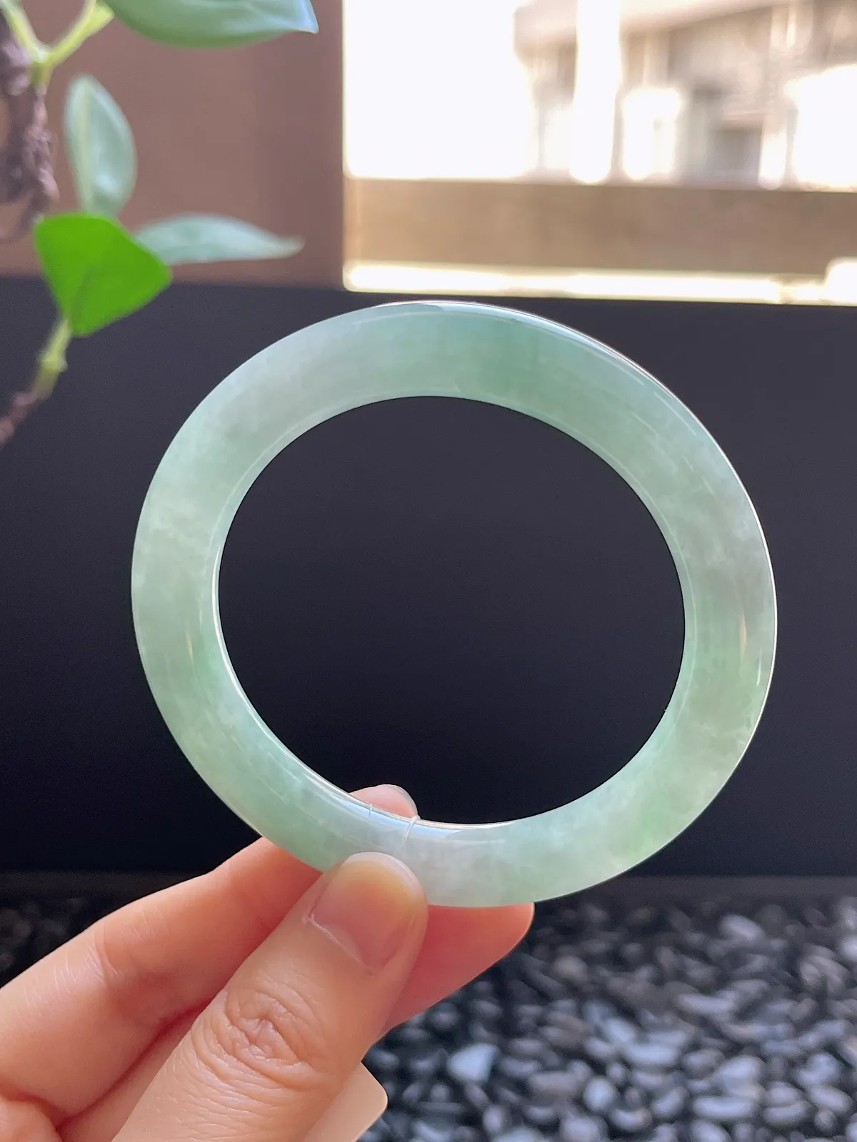 圆镯54圈口，翡翠糯化种淡绿色手镯