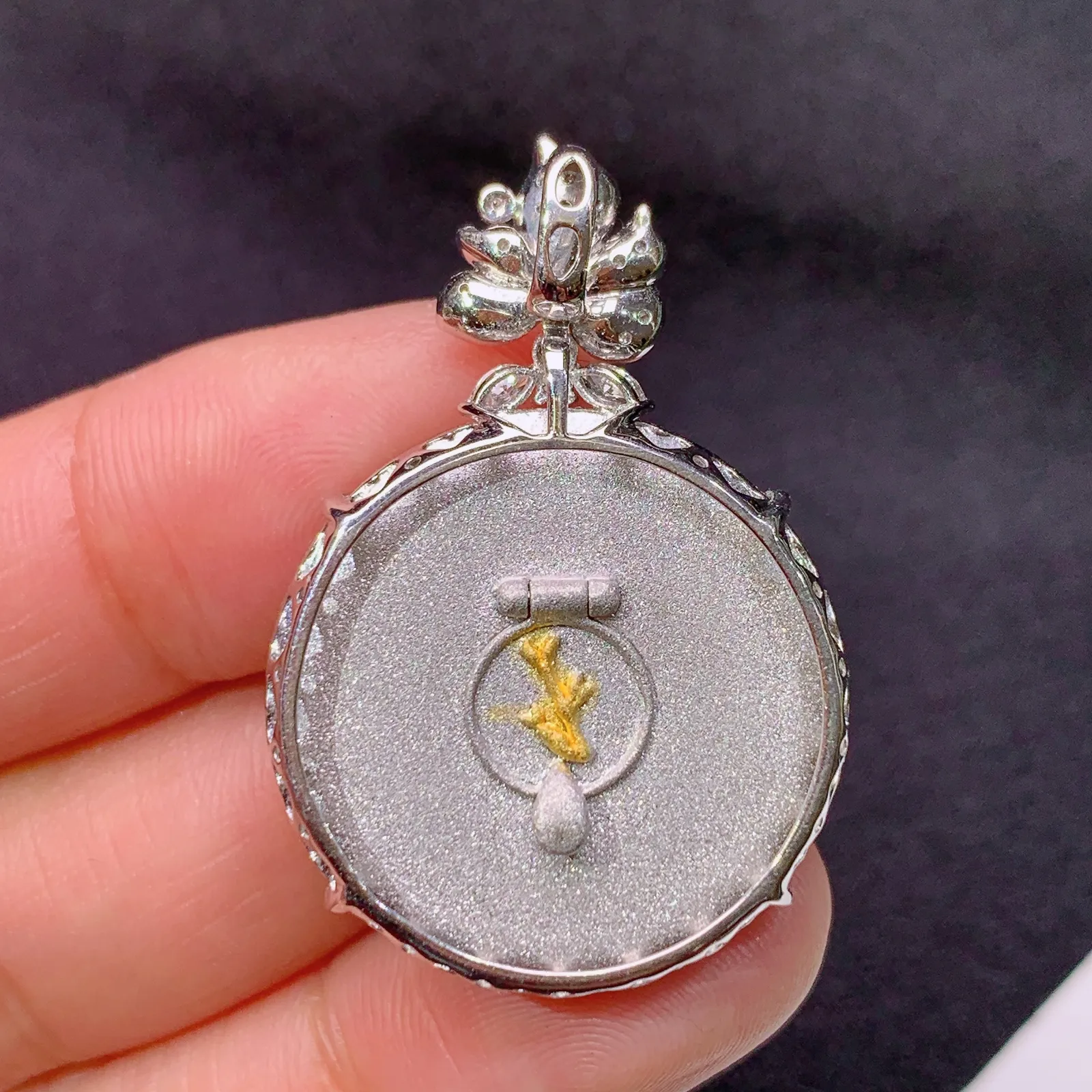 冰黄翡平安扣吊坠，18k金镶嵌，色泽鲜艳靓丽，水色超佳，Xu 尺寸36.2*24.6*6.7