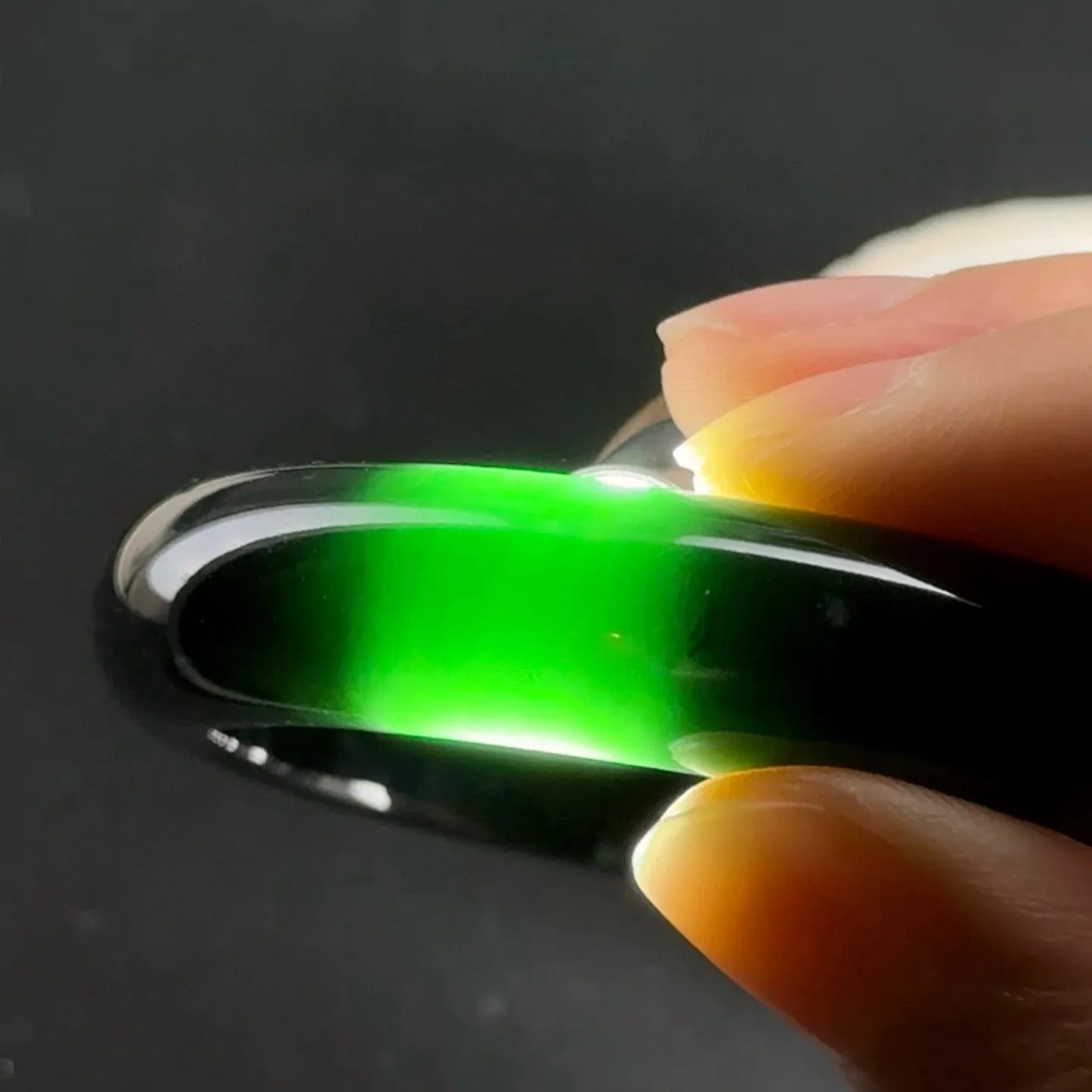 精品墨翠正圈手镯 种好色正 黑度极好 打灯通透 油性十足