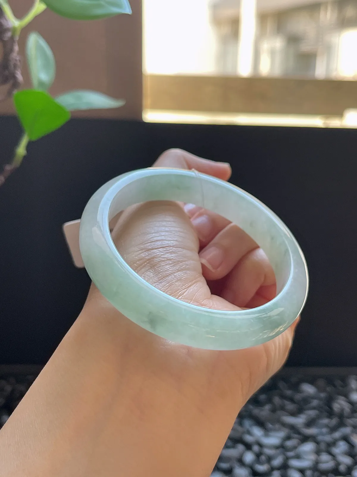 正圈56圈口，翡翠冰糯种淡绿色手镯