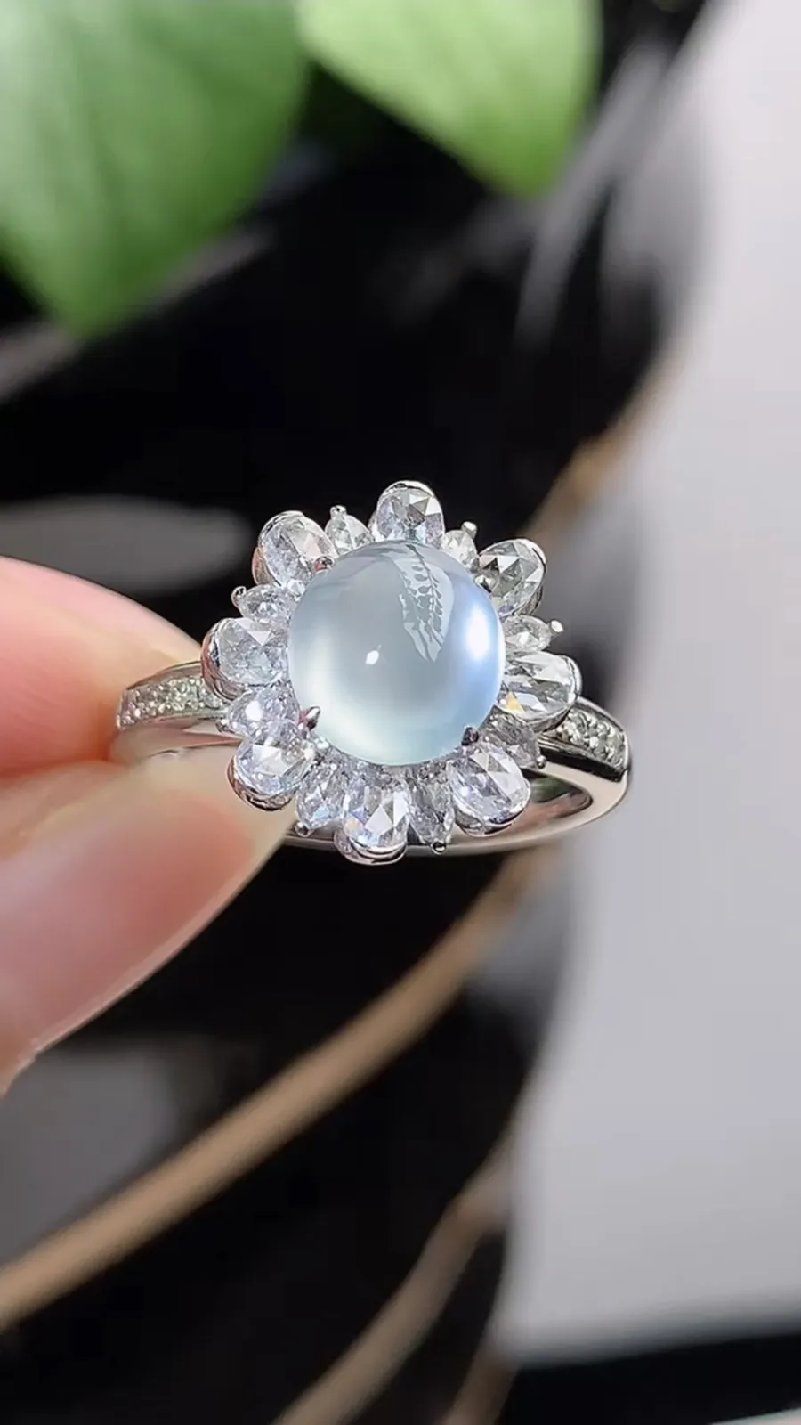 a货翡翠高冰种18K金伴钻镶嵌白月光蛋面戒指 圈口17裸石尺寸7.3×6.8mm 重量4.60g 1211