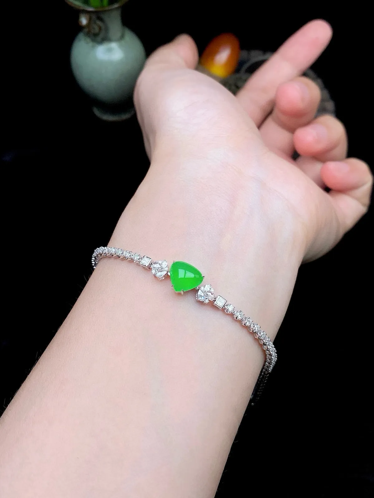 【冰种满绿心形镶嵌手链】质地细腻，饱满圆润，光泽闪耀，流行款，18K金钻搭配，裸石尺寸7.8*8.8*3.8毫米，总长170