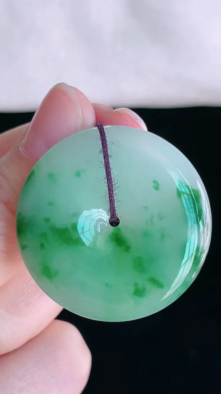 【翡翠名称】老坑种冰飘绿花大平安扣吊坠
【翡翠尺寸】直径厚度33/5.6mm
【翡翠描述】宝贝种老水足，玉质细腻，色泽靓丽，性价比高，佩戴效果好！
【其它赠送】权威证书/精美挂绳盒子/支持全国复检