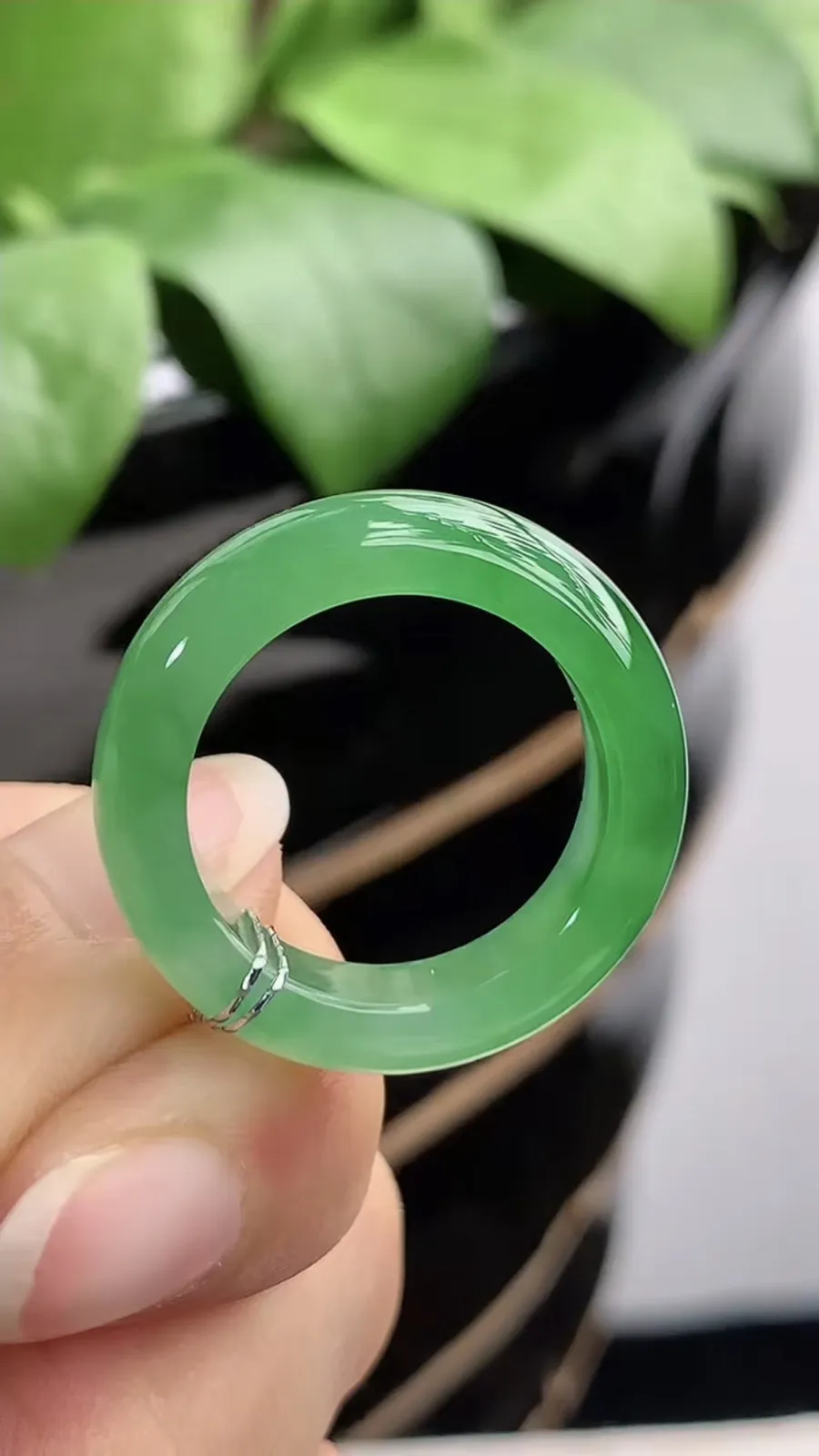 a货翡翠冰种飘绿素面戒指 尺寸18.6×5.3×4mm 重量4.94g 1210