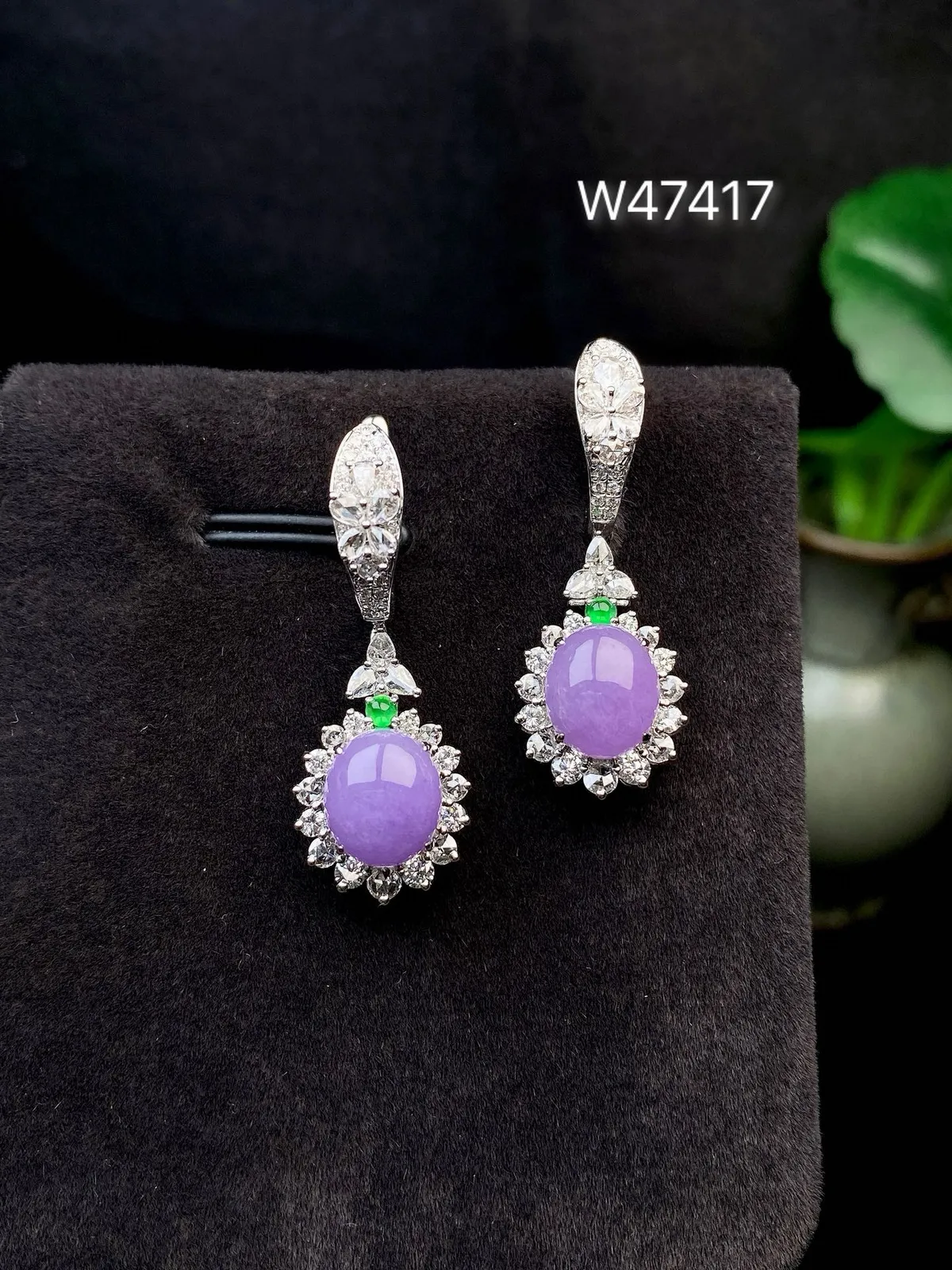 【冰种紫蛋面耳坠】质地细腻，色泽鲜亮，光泽度不错，18k金钻镶嵌，裸石尺寸8.5*7.3*3.6毫米