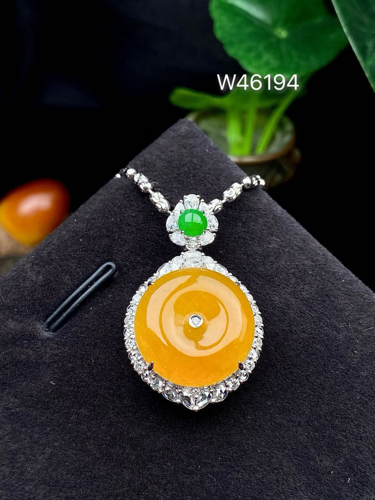 【冰种黄翡平安扣】质地非常细腻，冰润十足，种老冰透，收藏品质，18k金钻镶嵌，裸石尺寸17.1*4.