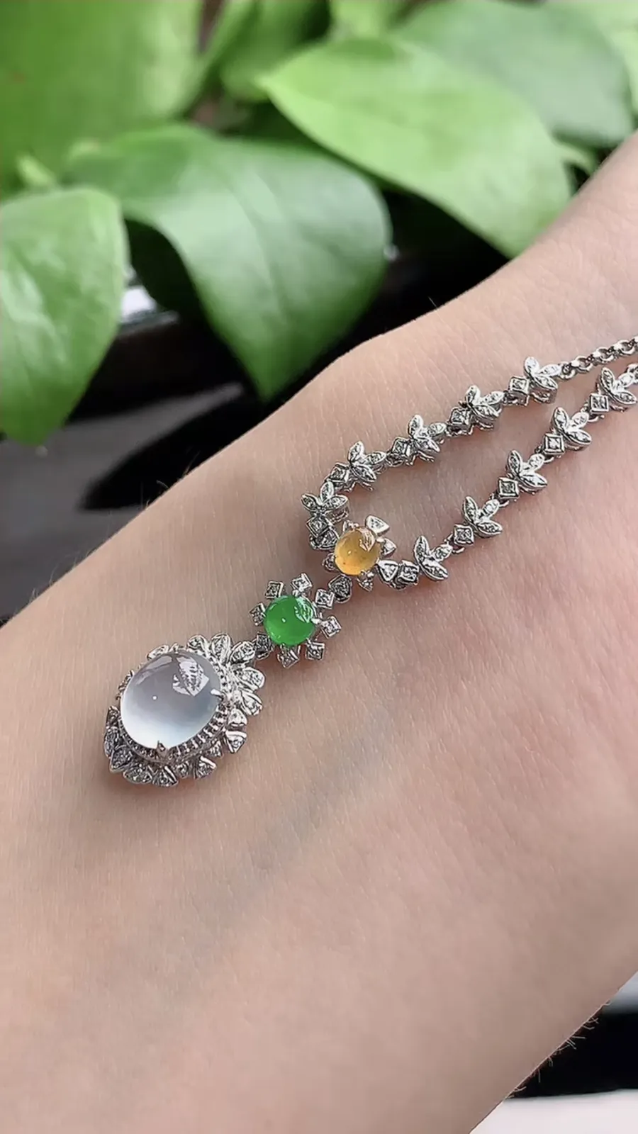 a货翡翠冰种18K金伴钻镶嵌三彩蛋面项链 尺寸7×6×7.7mm 重量5.60g 1210