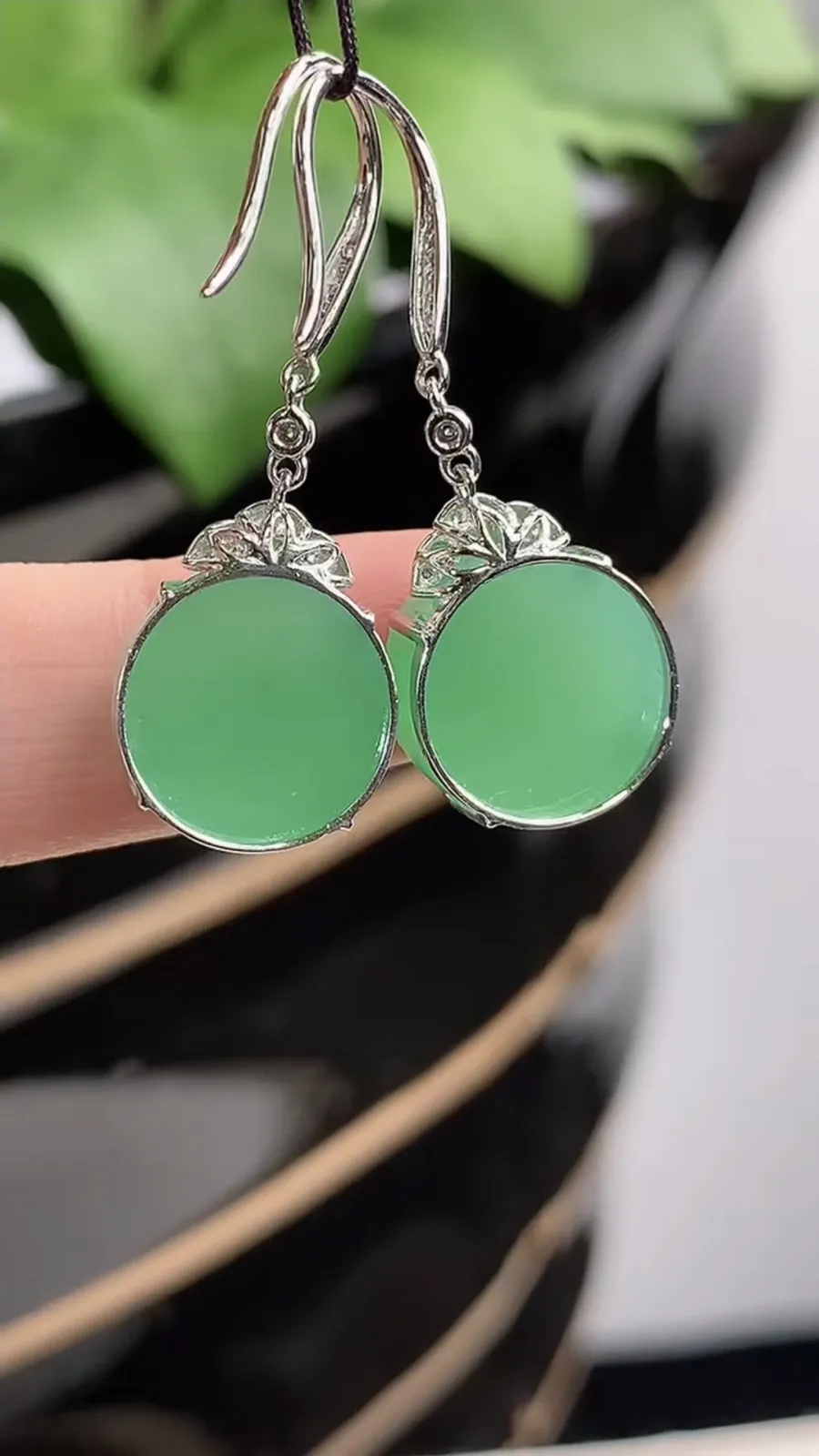 a货翡翠冰种18K金伴钻镶嵌满绿无事牌耳坠 尺寸11.3×5.4mm 重量4.53g 1213