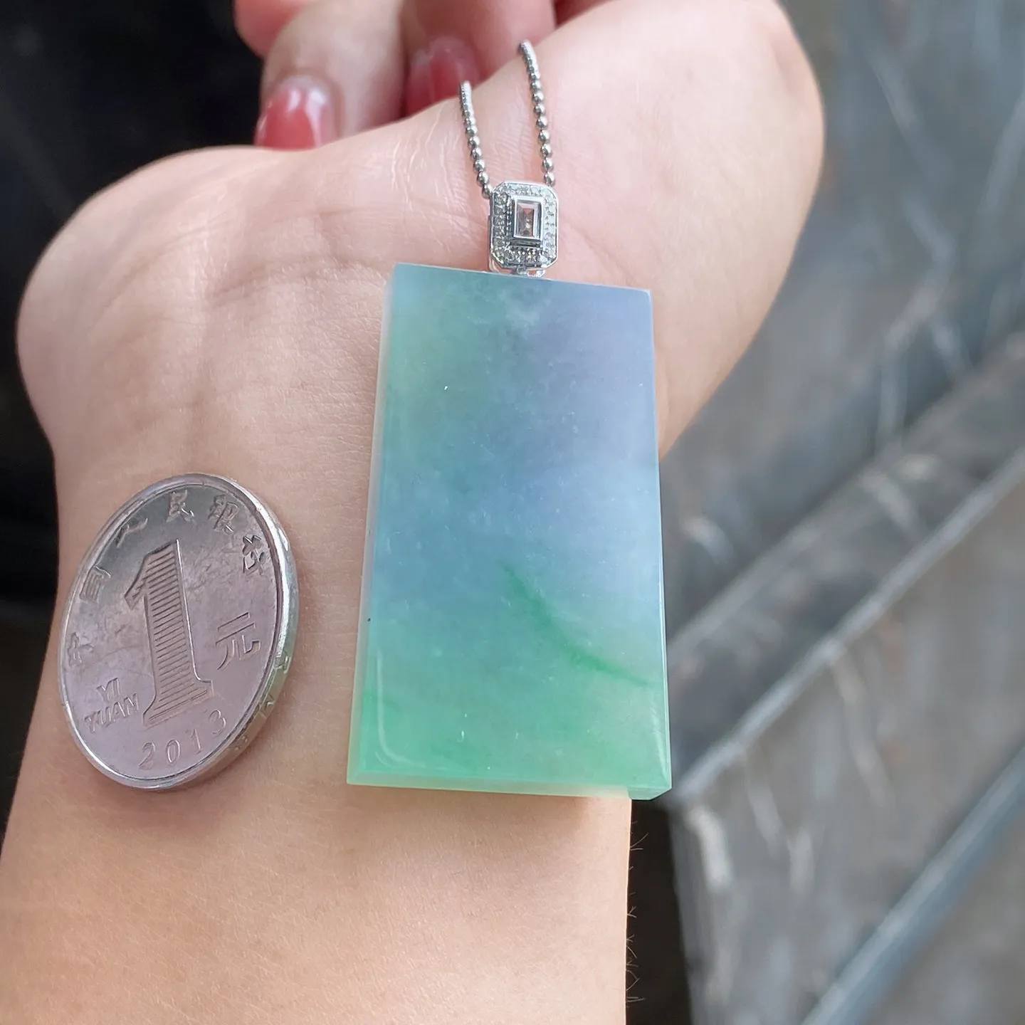 冰糯种春带彩无事牌吊坠 尺寸47.8-22-6.3毫米