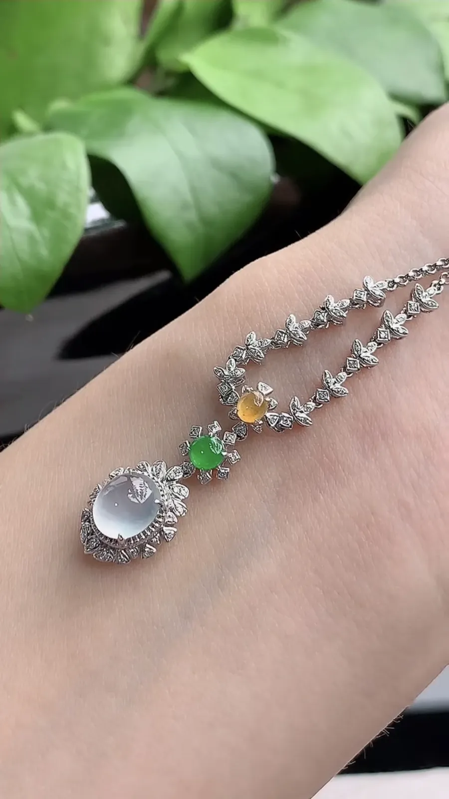 a货翡翠冰种18K金伴钻镶嵌三彩蛋面项链 尺寸7×6×7.7mm 重量5.60g 1210