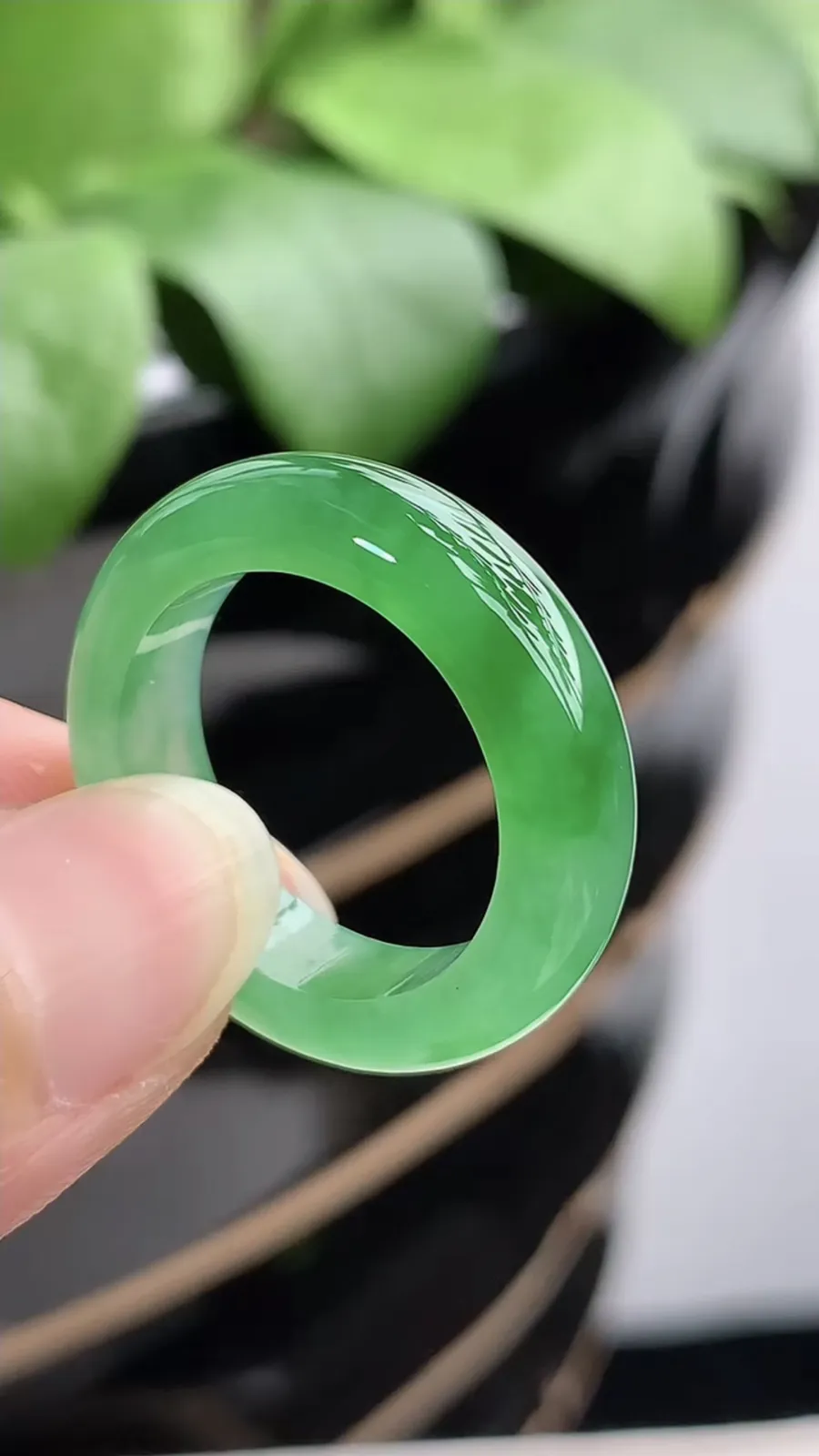 a货翡翠冰种飘绿素面戒指 尺寸18.6×5.3×4mm 重量4.94g 1210