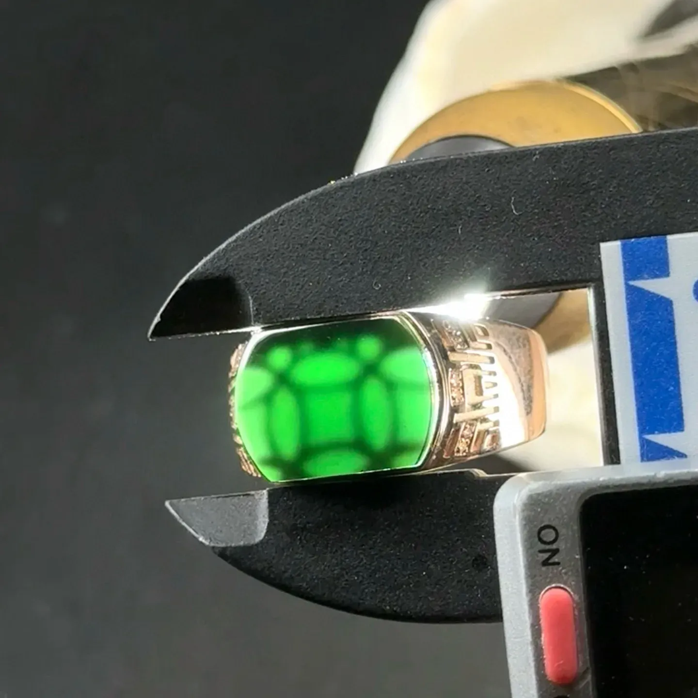 精品18k玫瑰金墨翠马鞍戒指 种好色正 黑度极好 打灯通透 油性十足 尺寸13.5