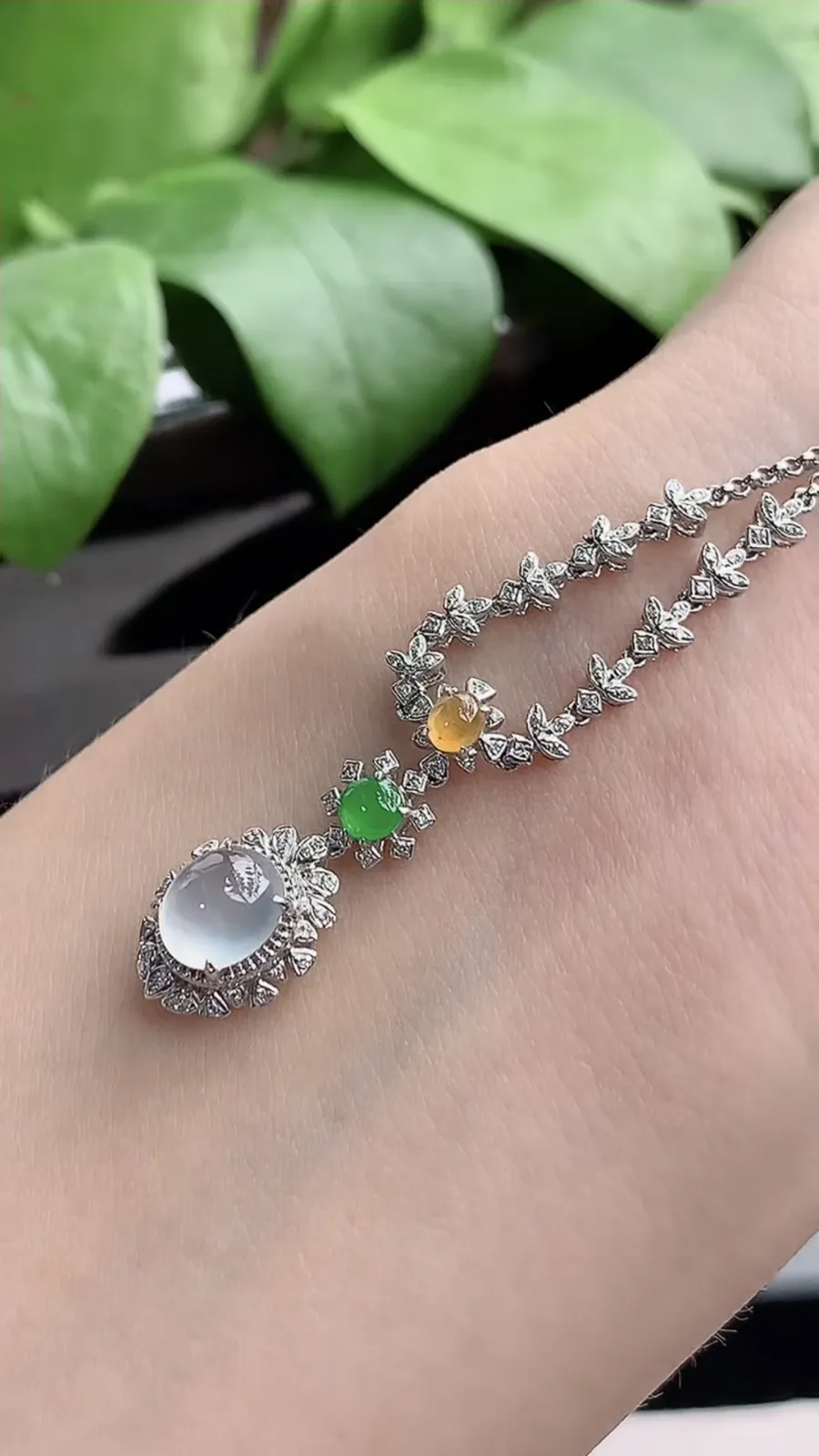 a货翡翠冰种18K金伴钻镶嵌三彩蛋面项链 尺寸7×6×7.7mm 重量5.60g 1210