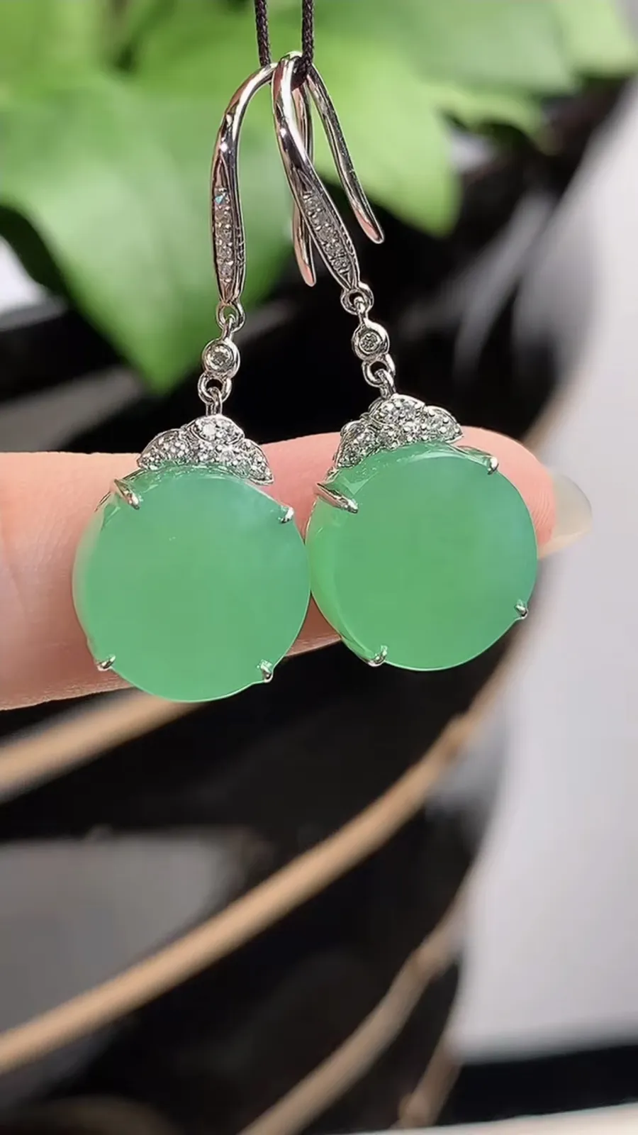 a货翡翠冰种18K金伴钻镶嵌满绿无事牌耳坠 尺寸11.3×5.4mm 重量4.53g 1213