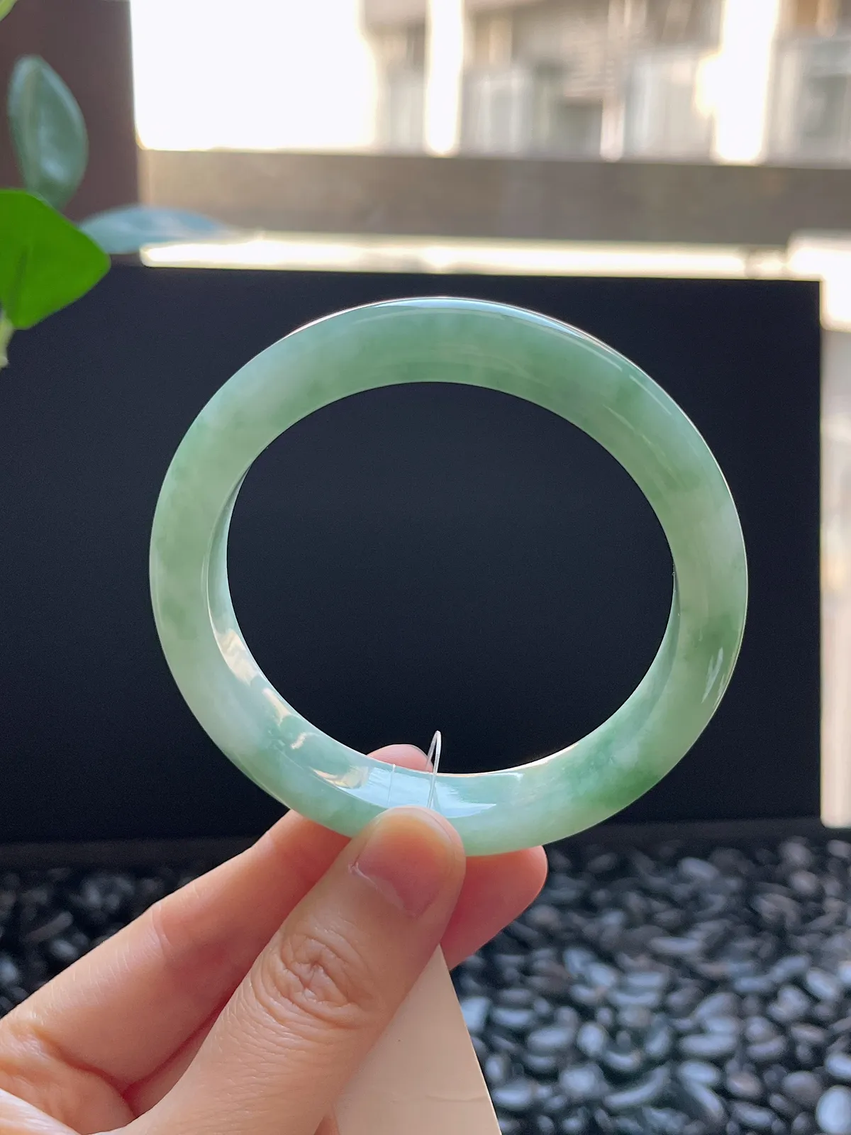 正圈57圈口，翡翠糯化种飘绿手镯