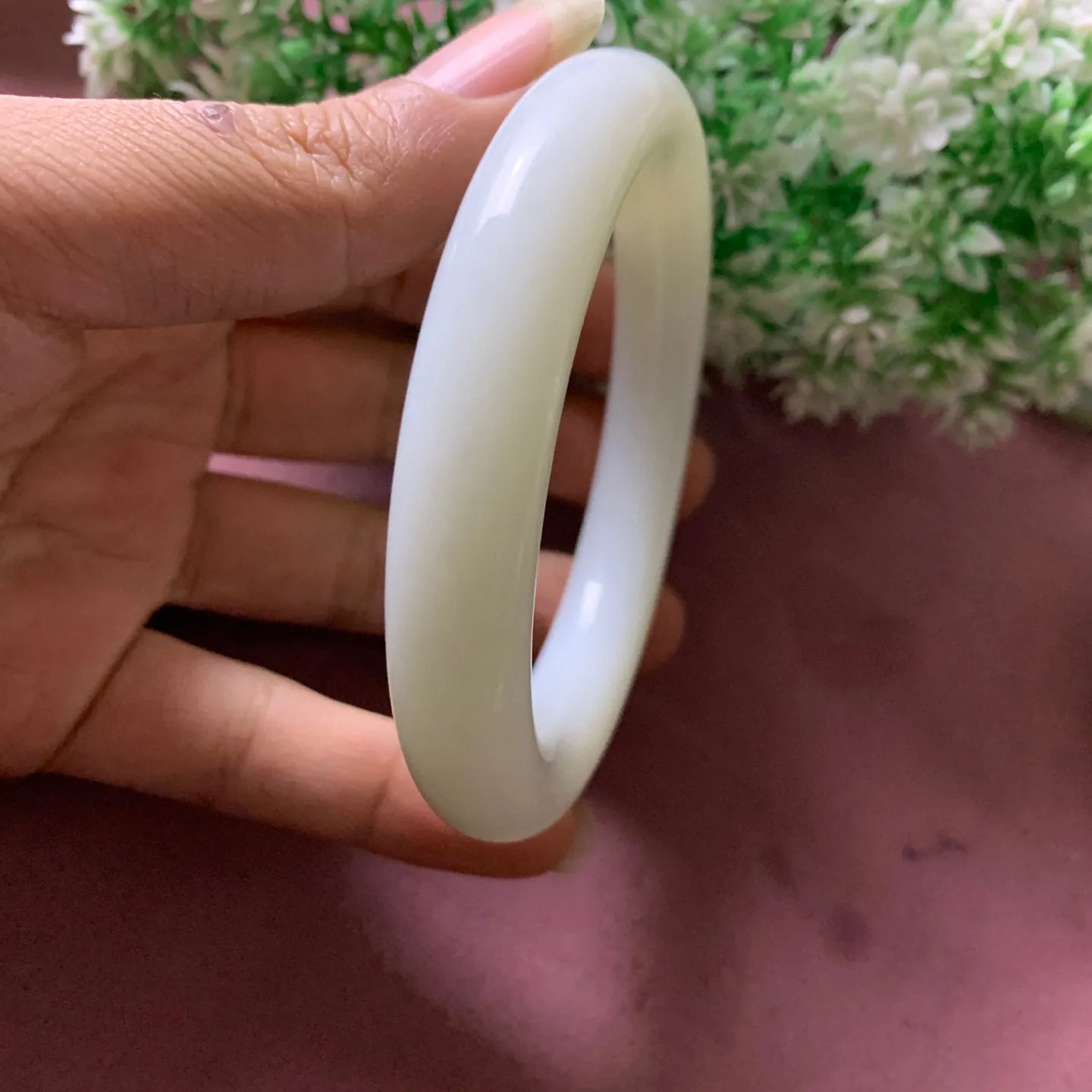 60圈口和田玉羊脂白肥圆条手镯【挽间柔情】，镯型古朴典雅。在诗情画意的雨巷相遇，你是我腕间的一抹风情