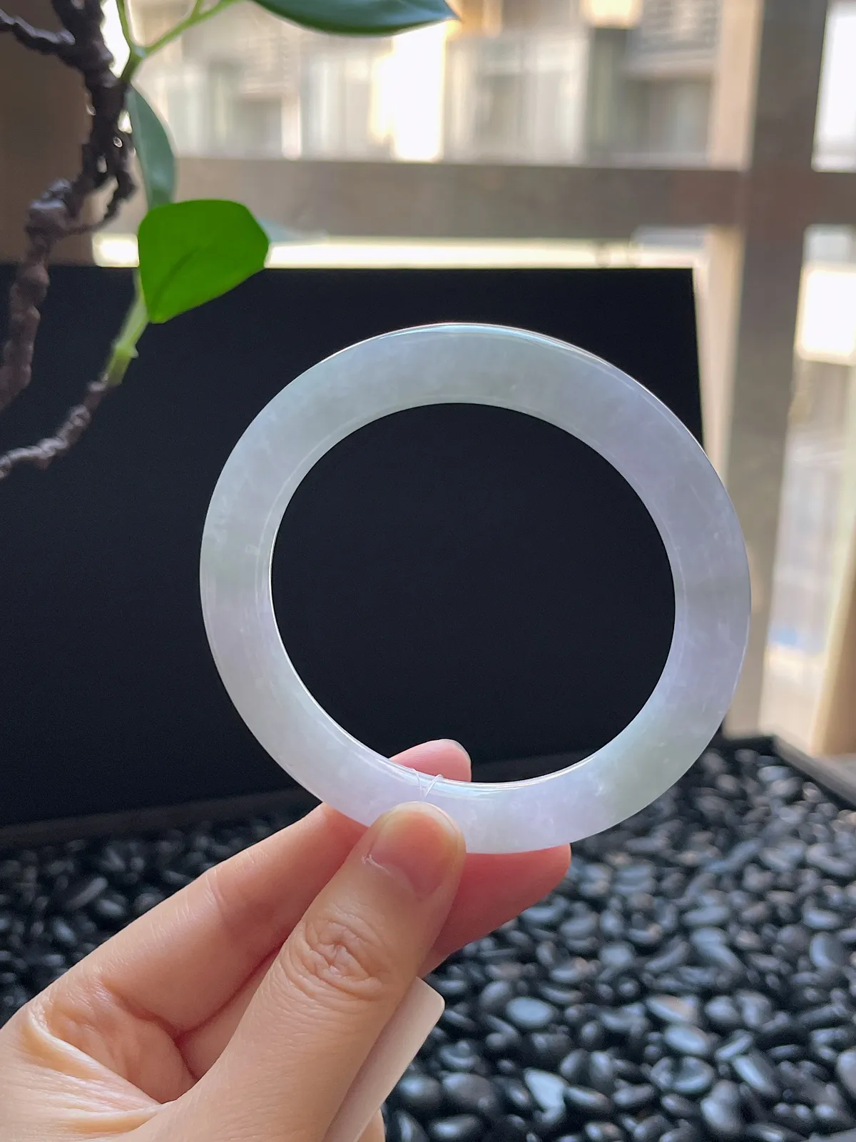 圆镯58圈口，翡翠冰糯春带彩手镯