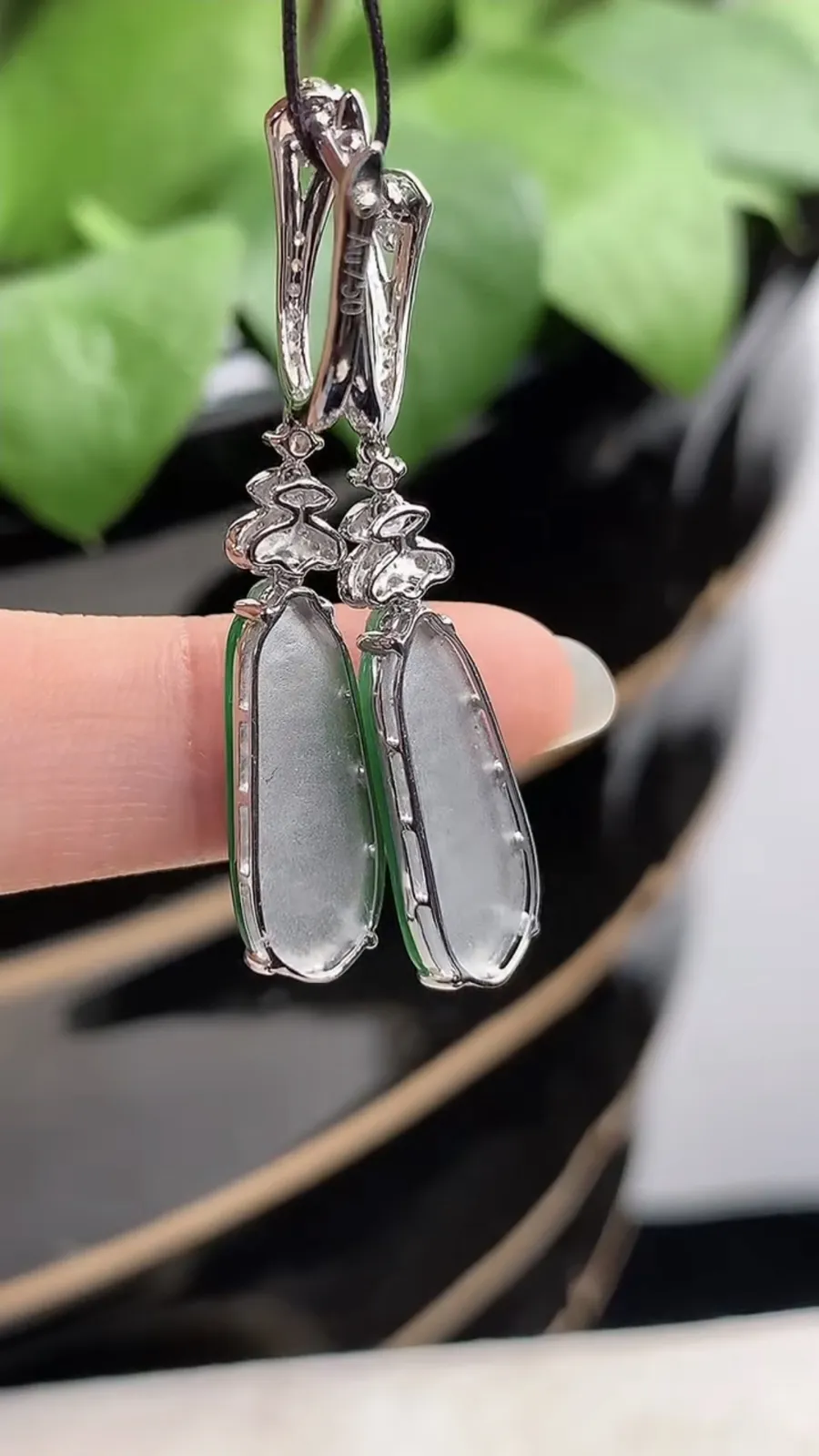 a货翡翠冰种18K金伴钻镶嵌阳绿四季豆福豆平安豆 尺寸18.4×7×4mm 重量4.73g 1211