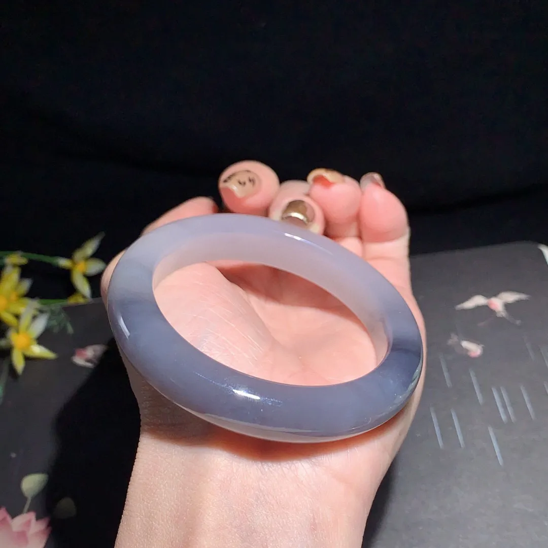 和田玉55.5圈口紫罗兰色手镯！圈口55.5宽12.5玉质细腻油润 底色纯净 无裂无杂 脂粉好，品质好！