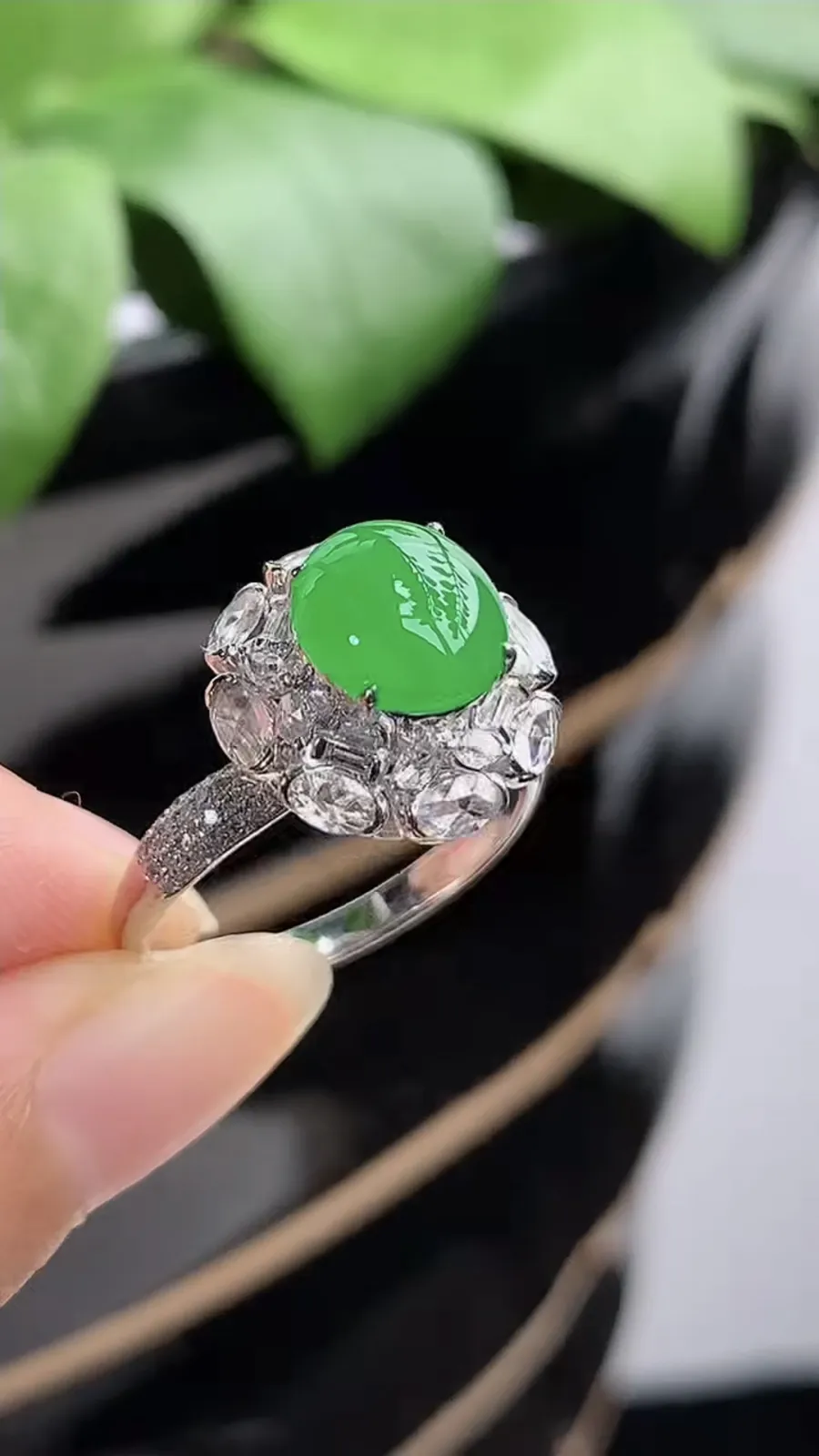 a货翡翠冰种18K金伴钻镶嵌阳绿蛋面戒指 圈口17.7裸石尺寸8.4×7.7mm 重量3.82g 1210