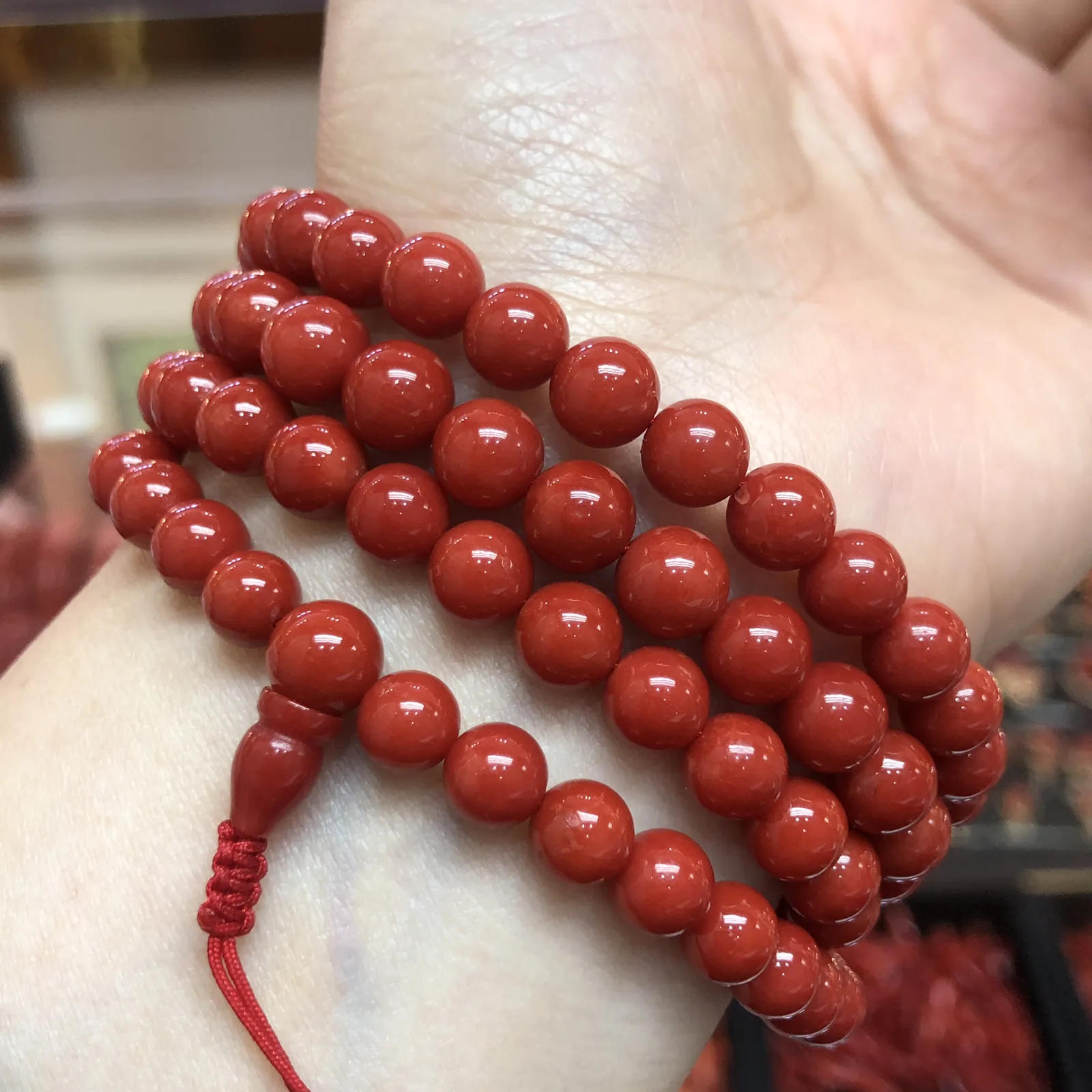 【天然深红珊瑚7mm圆珠108大佛珠串】项链手链两用款！传承精品！意大利产地，沙丁材料，深红颜色，珠子直径7-6.3mm左右！108粒加佛头弟子珠共120粒，可作念佛珠串，每料珠子均为天然珊瑚，珊瑚自古就为佛教珍宝，大师，高僧的喜爱之物！可加持，可守护！深海千年有机宝石，重量为48.55克！