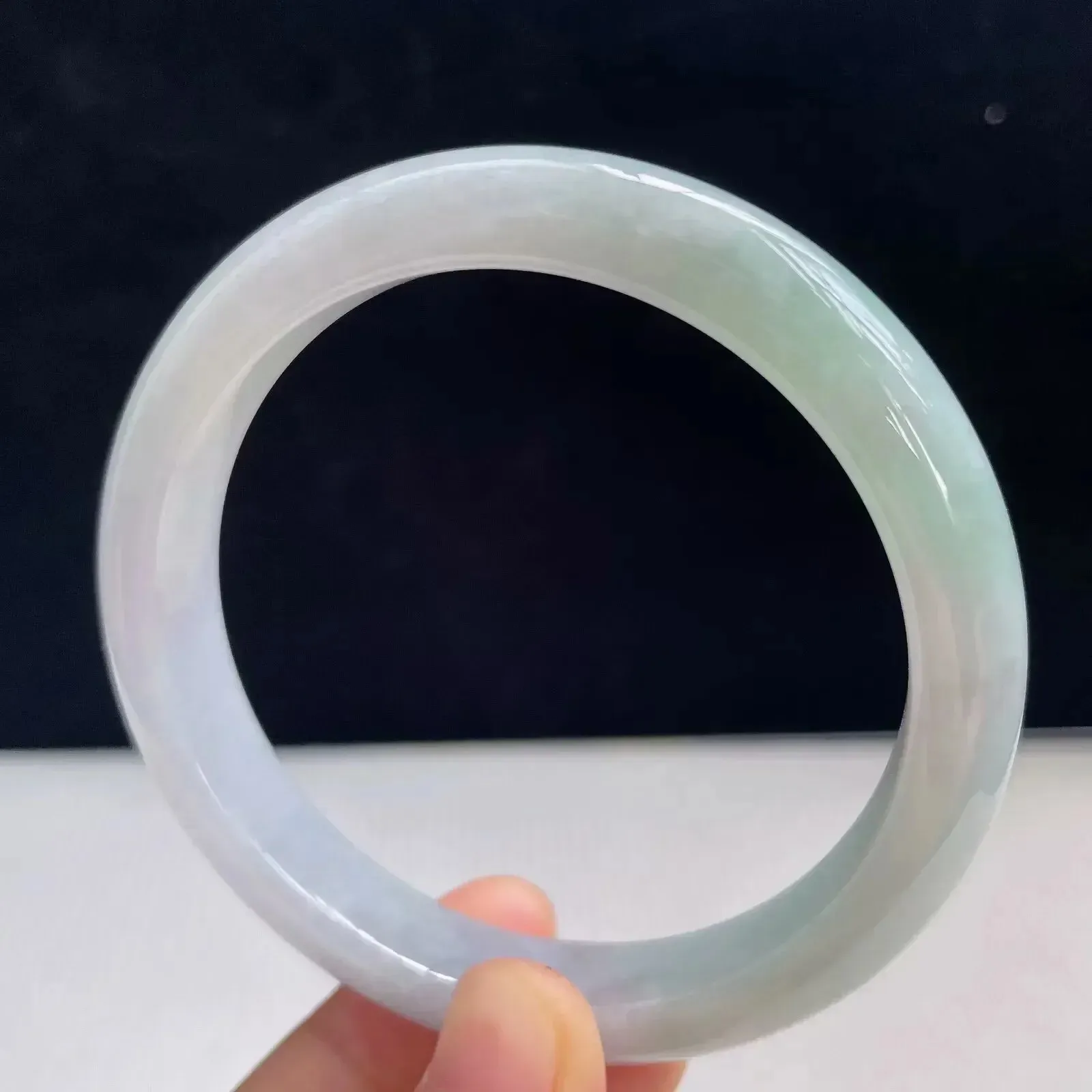 自然光拍摄天然翡翠A货飘绿好种水58mm正圈手镯 45.16克