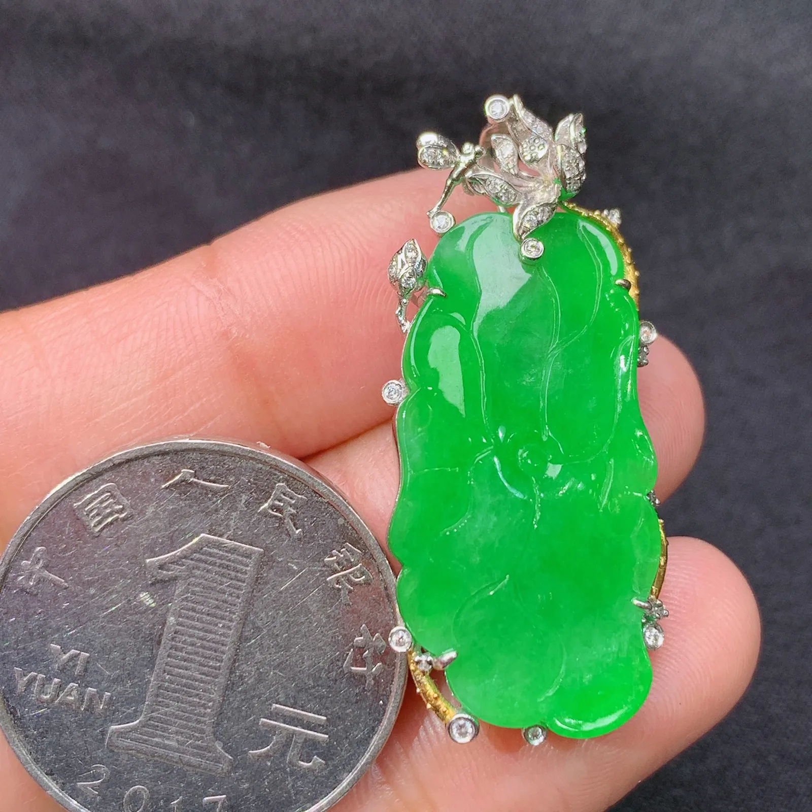 阳绿荷叶鱼吊坠，18k金镶嵌，冰润色阳，玉质细腻，种水足 尺寸37.1*16.4*6.9