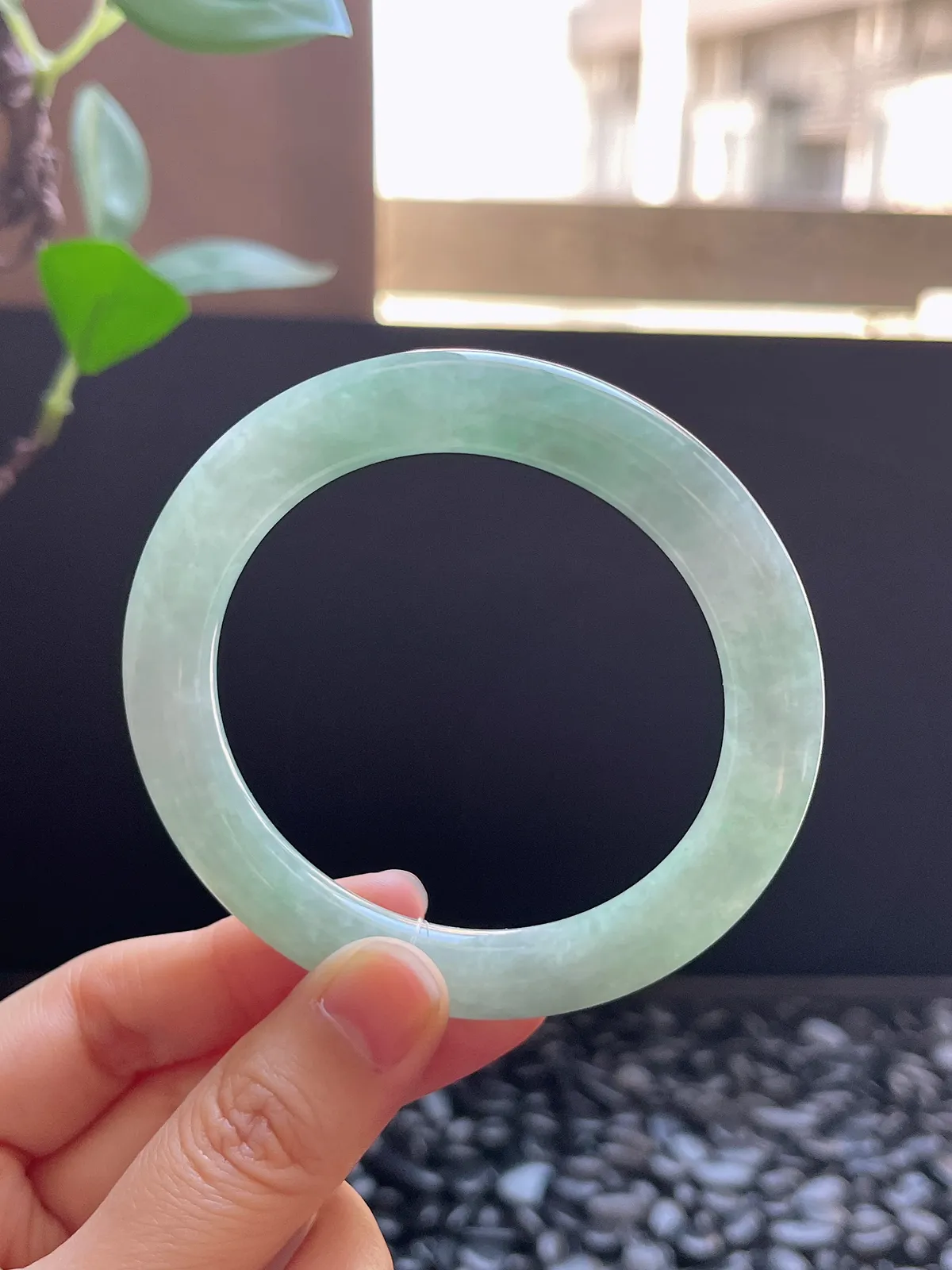 圆镯54圈口，翡翠糯化种淡绿色手镯