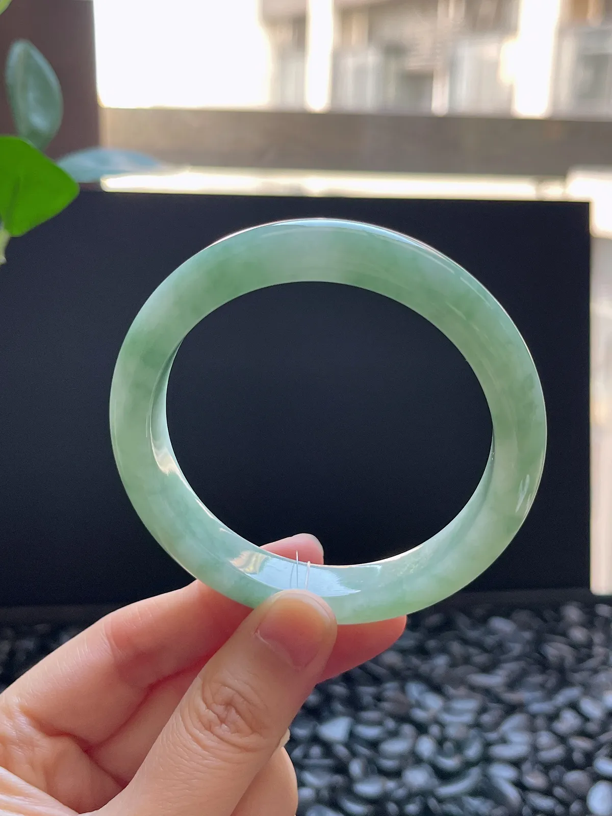 正圈57圈口，翡翠糯化种飘绿手镯