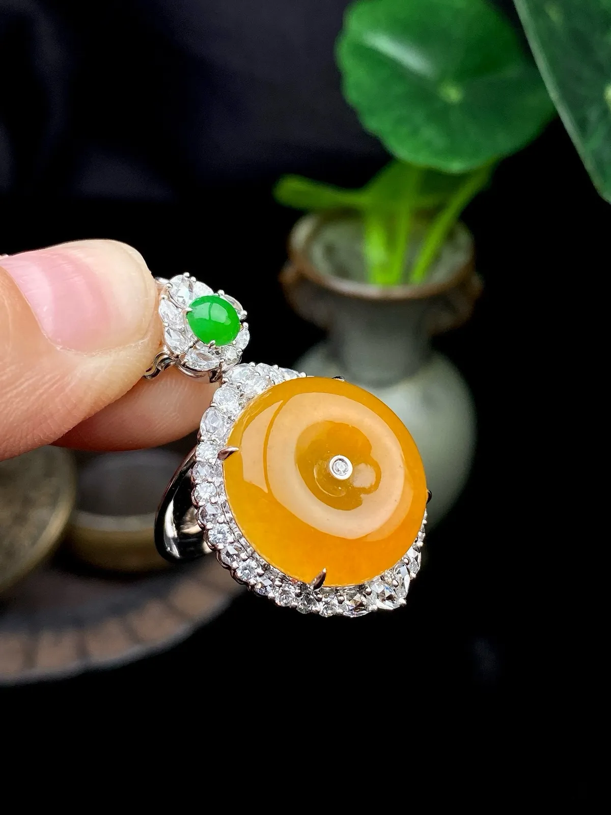 【冰种黄翡平安扣】质地非常细腻，冰润十足，种老冰透，收藏品质，18k金钻镶嵌，裸石尺寸17.1*4.5毫米