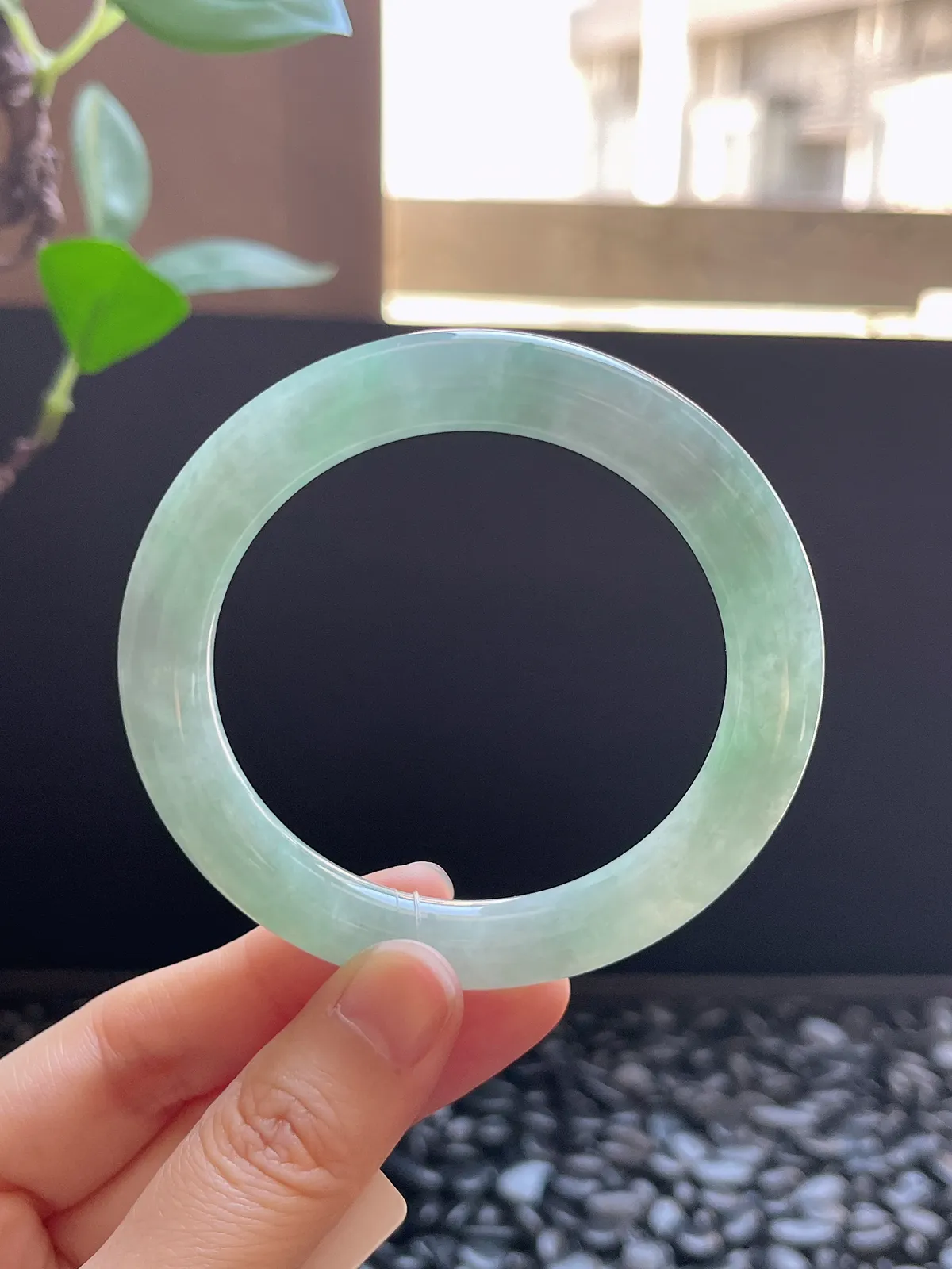 圆镯54圈口，翡翠糯化种淡绿色手镯