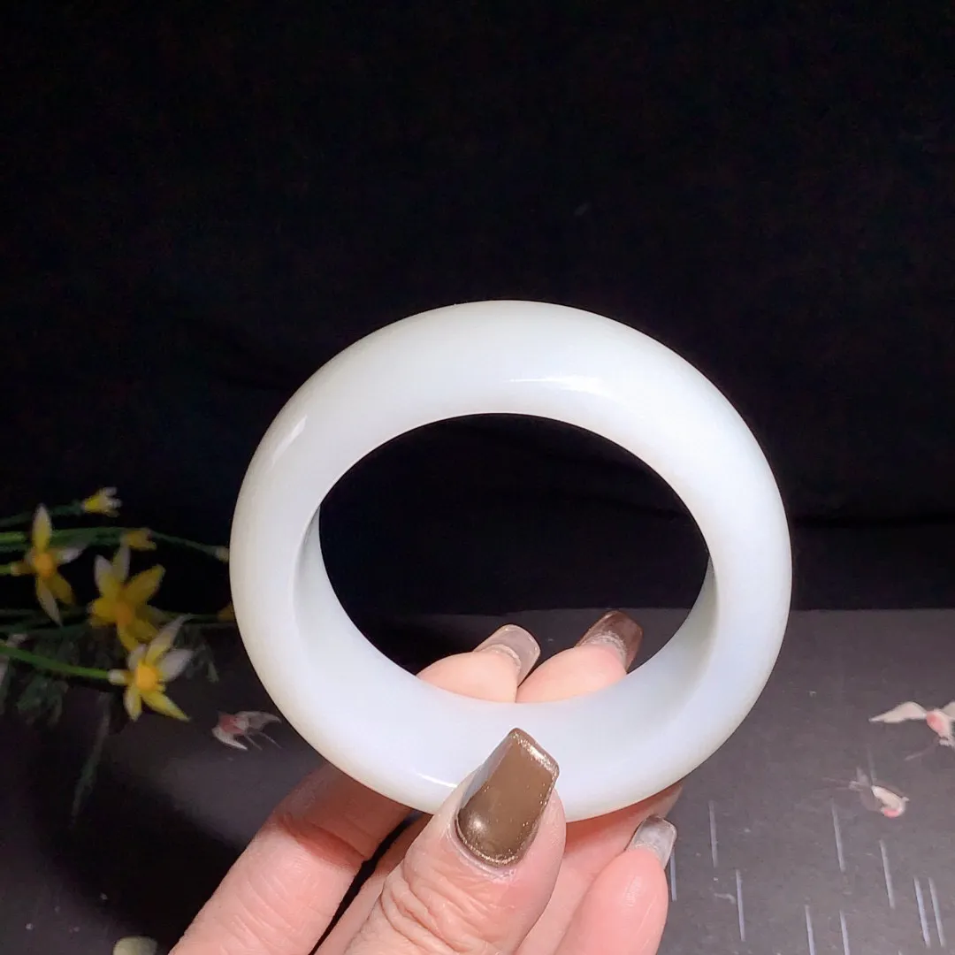 和田玉58圈口羊脂白宽版手镯，圈口58宽25玉质细腻油润 底色纯净 无裂无杂 脂粉好，品质好！！