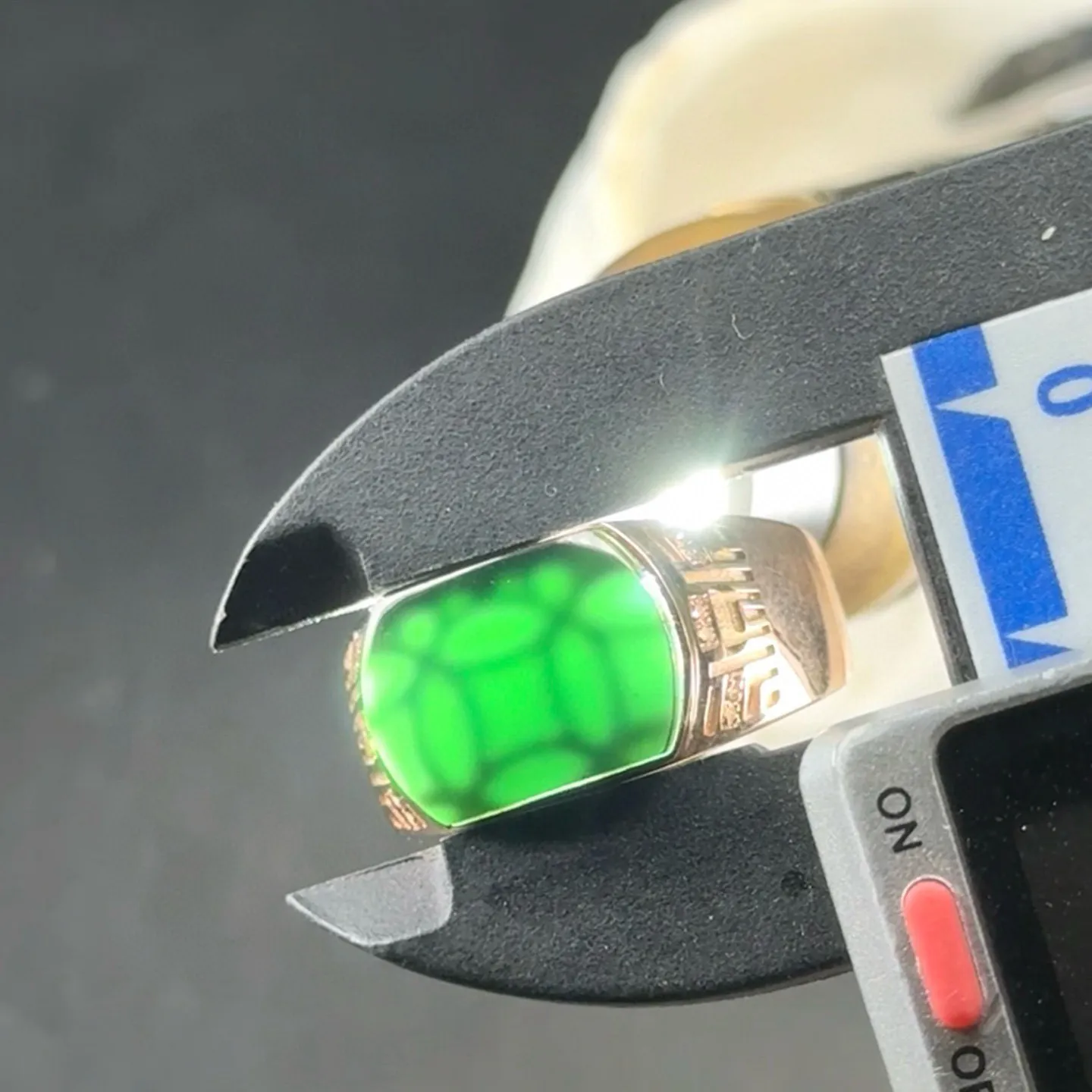 精品18k玫瑰金墨翠马鞍戒指 种好色正 黑度极好 打灯通透 油性十足 尺寸13.5