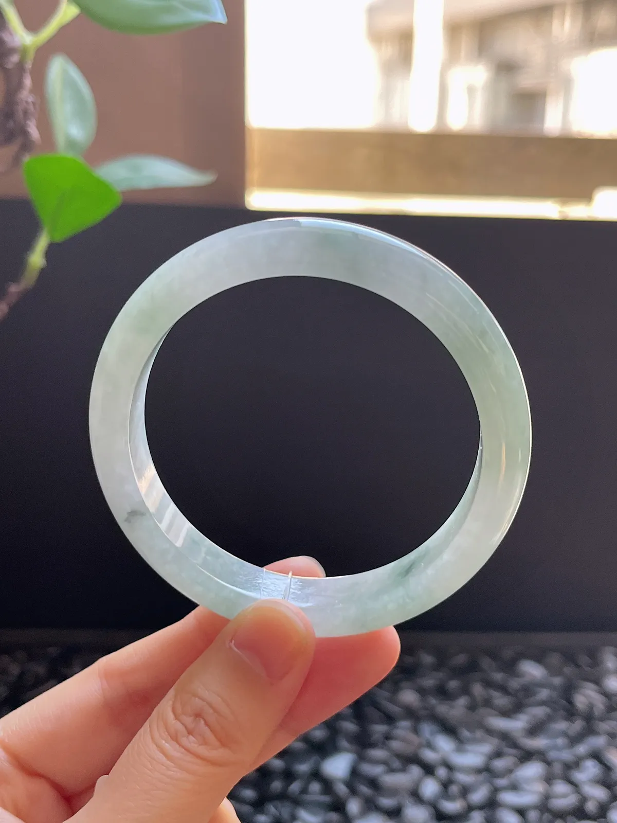 正圈56圈口，翡翠冰糯种淡绿色手镯