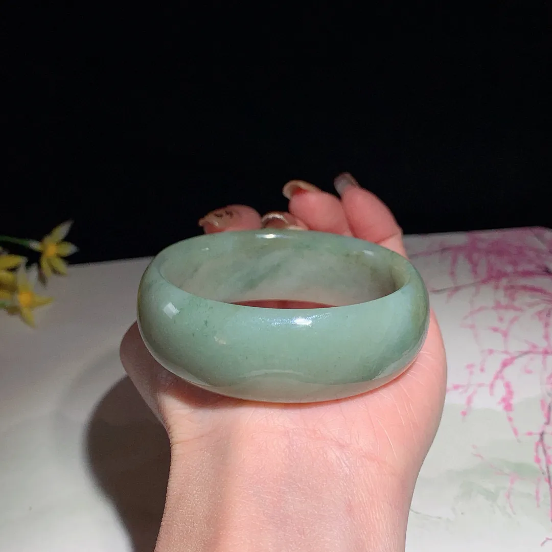 少见宽版，和田玉56圈口翠青手镯！圈口56宽21玉质细腻油润 底色纯净 无裂无黑 脂粉好，品质高