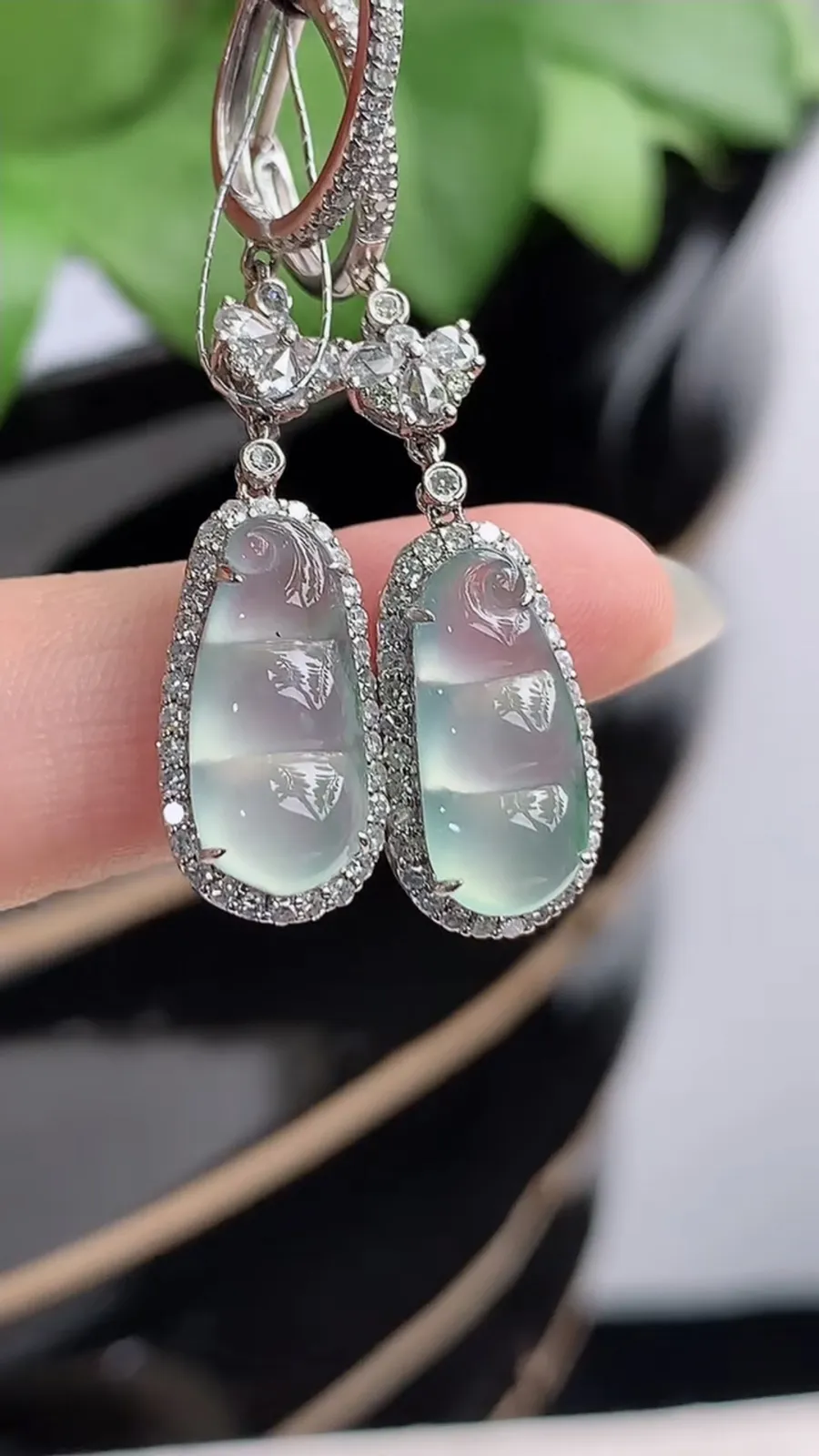 a货翡翠冰种18K金伴钻镶嵌飘花四季豆福豆平安豆耳坠 尺寸14.3×6.5×7mm 重量5.18g 1214